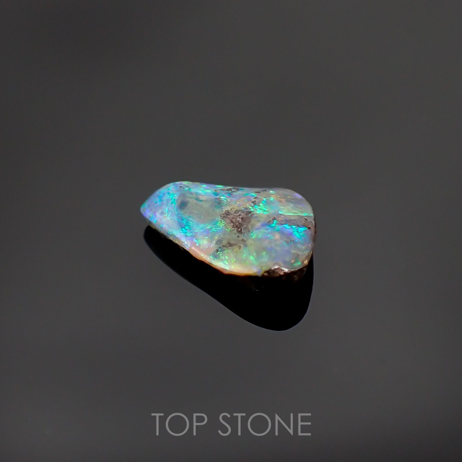 ボルダーオパール 原石磨き(宝石名ボルダー・オパール) オーストラリア産 1.964ct ソ付(彩珠)[210611310]12.2×8.3mm前後