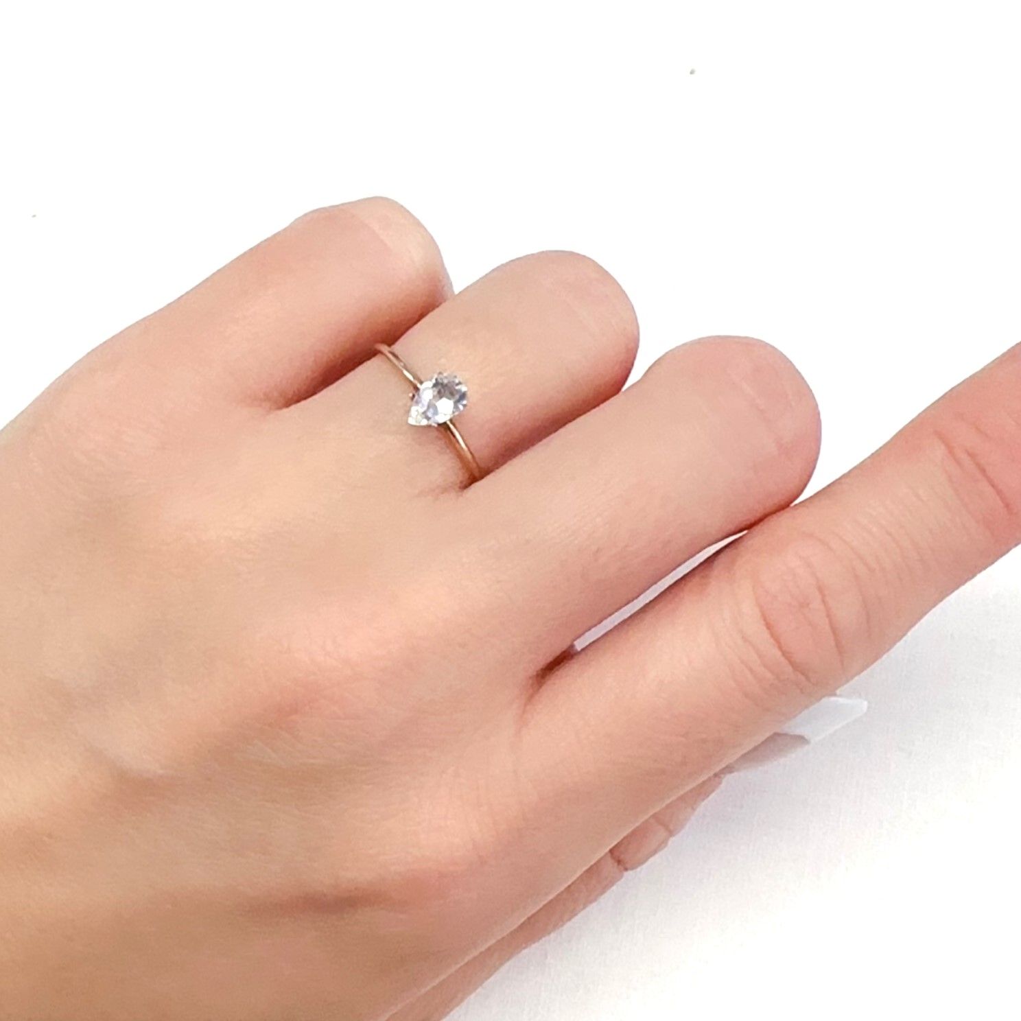 レインボームーンストーン ザンビア産 0.37ct[231224800]6.2x4.1mm前後