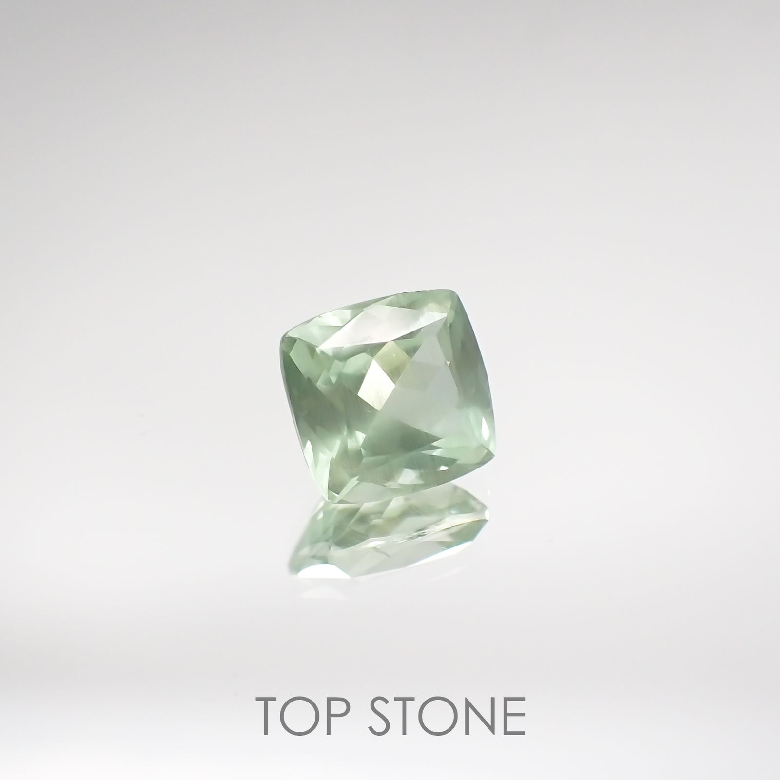 コーネルピン(宝石名グリーン・コーネルピン) タンザニア産 0.910ct ソ付(彩珠)[210711696]5.7×5.4mm前後