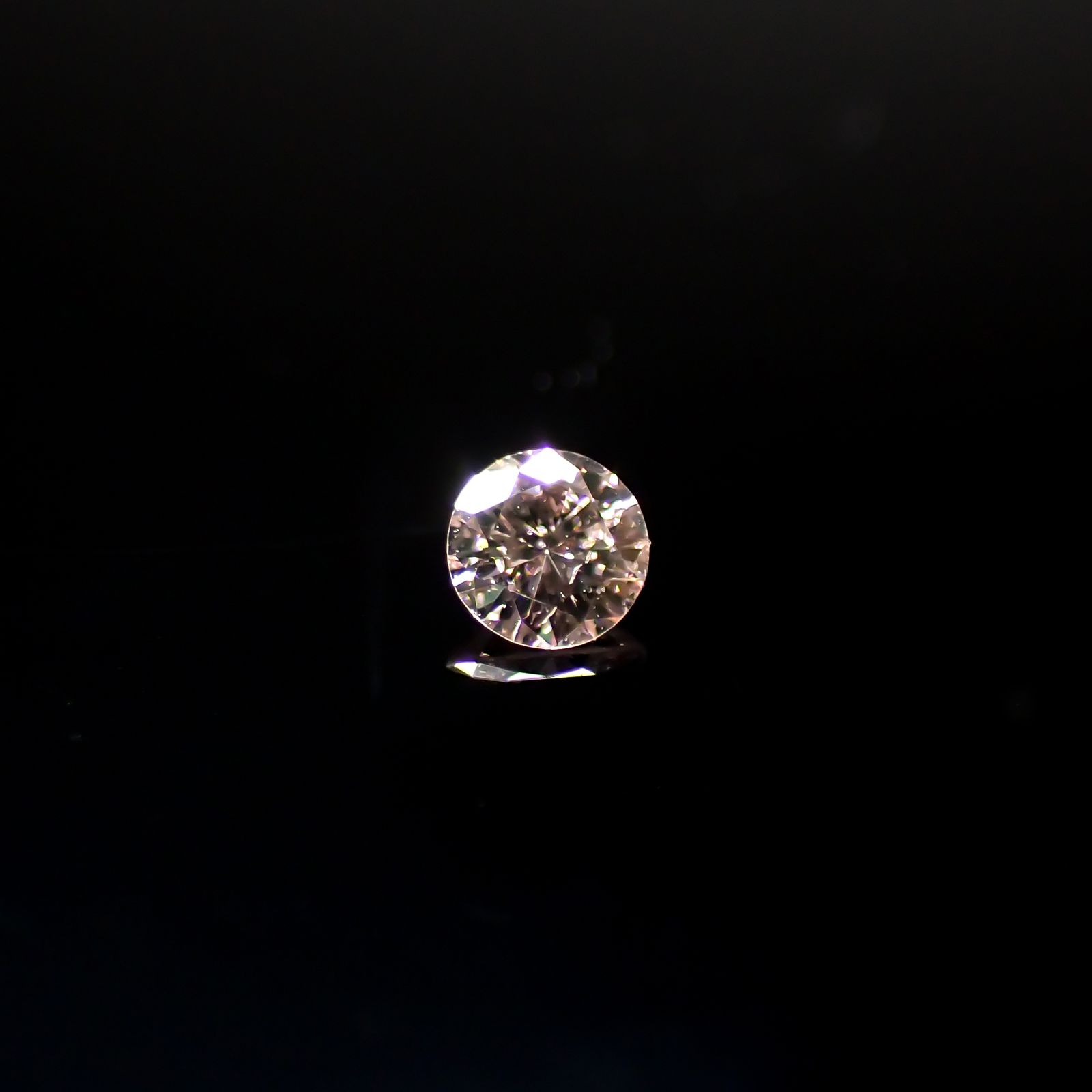 ピンクダイヤモンド(宝石名ダイアモンド SI-2/FANCY LIGHT ORANGY PINK) 0.046ct ソ付(CGL)[240326638]2.38x2.41mm前後