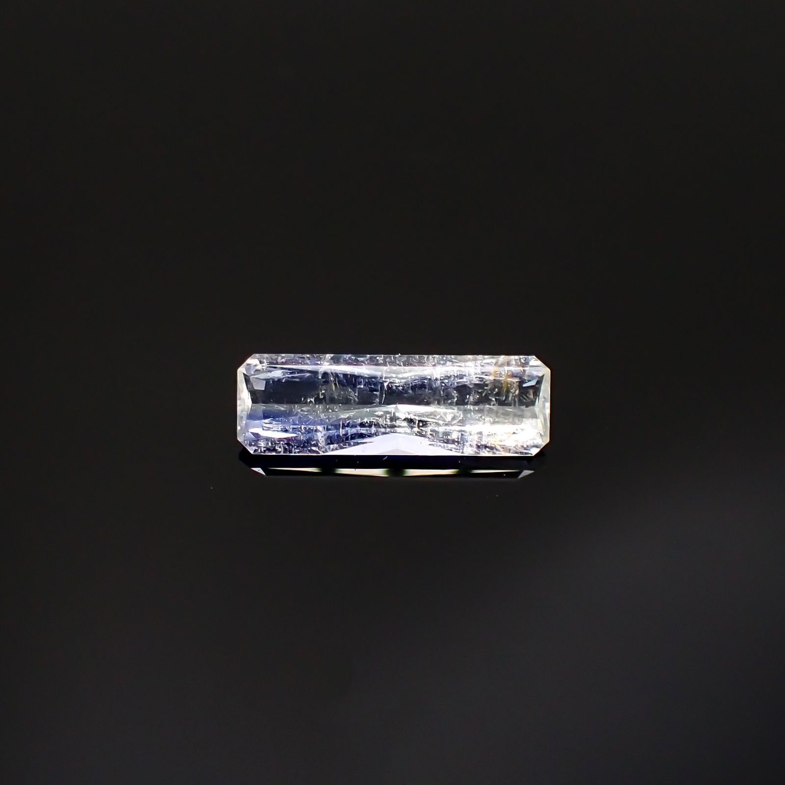 ジェレメジェバイト(宝石名エレメジェバイト)ナミビア産 0.904ct ソ付(彩珠)[220616455]11.4x3.6mm前後