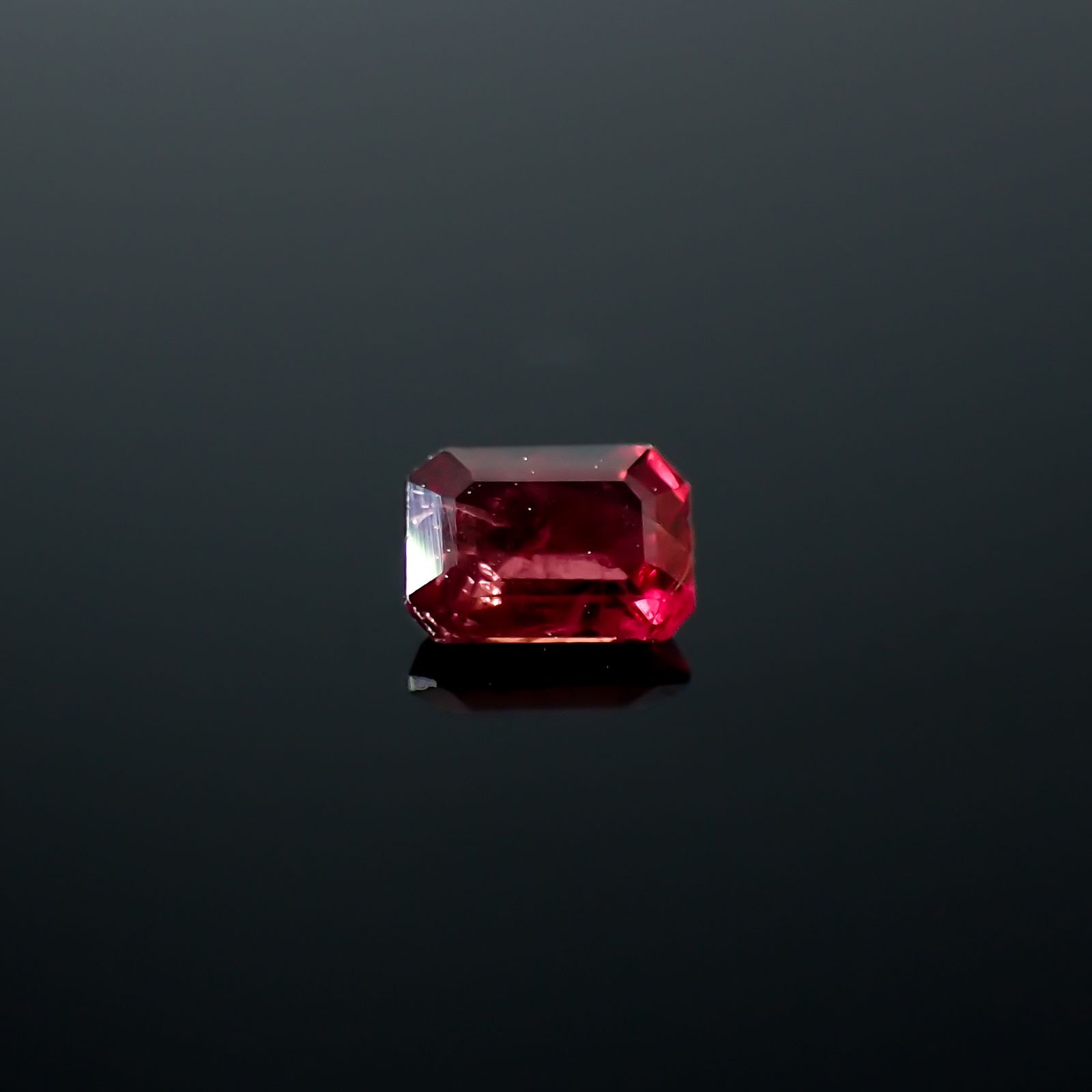 バーガンディーサファイア(宝石名サファイア)タンザニア産 0.24ct 識別済[240226289]3.9x2.7mm前後