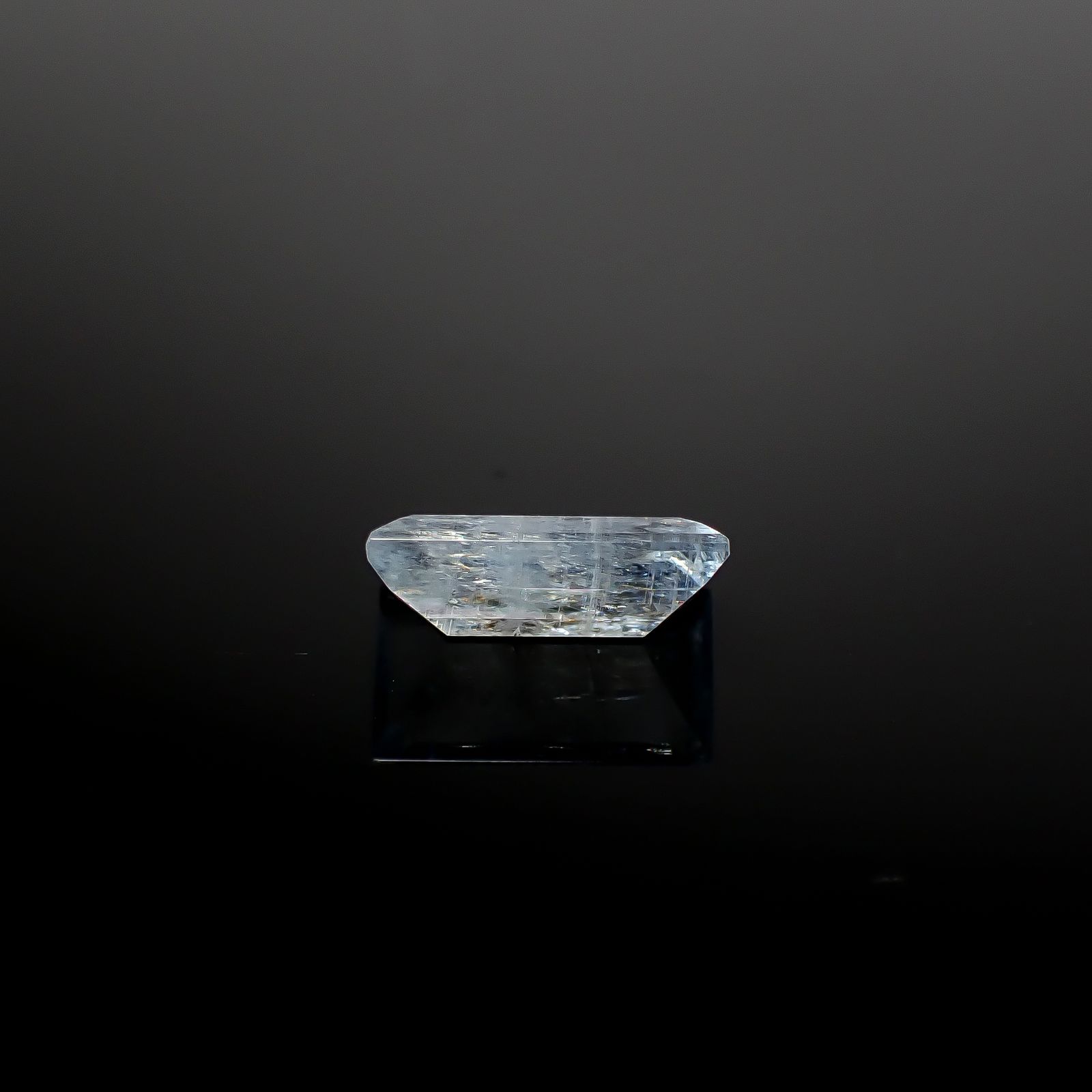 イリデッセンスアクアマリン ブラジル産 2.43ct [250730714]11.8x6.5mm前後