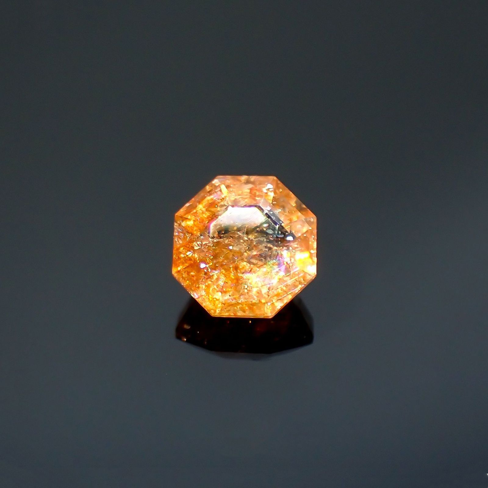 ◇オクタゴンカット◇イリュージョンサンストーン インド産 0.61ct / 5.3x5.2mm前後 [260215486]