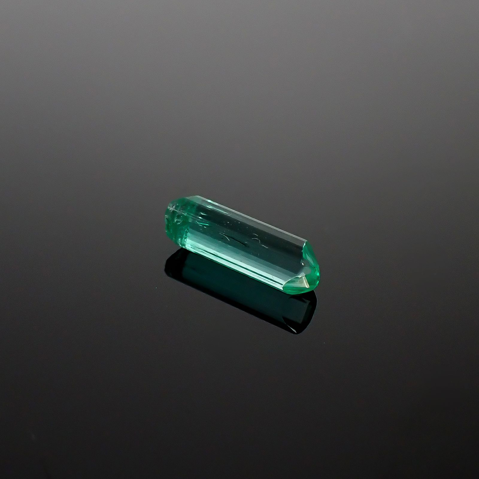 エメラルド柱状結晶 原石 コロンビア産 1.10ct[240427255]10.5x3.2mm前後