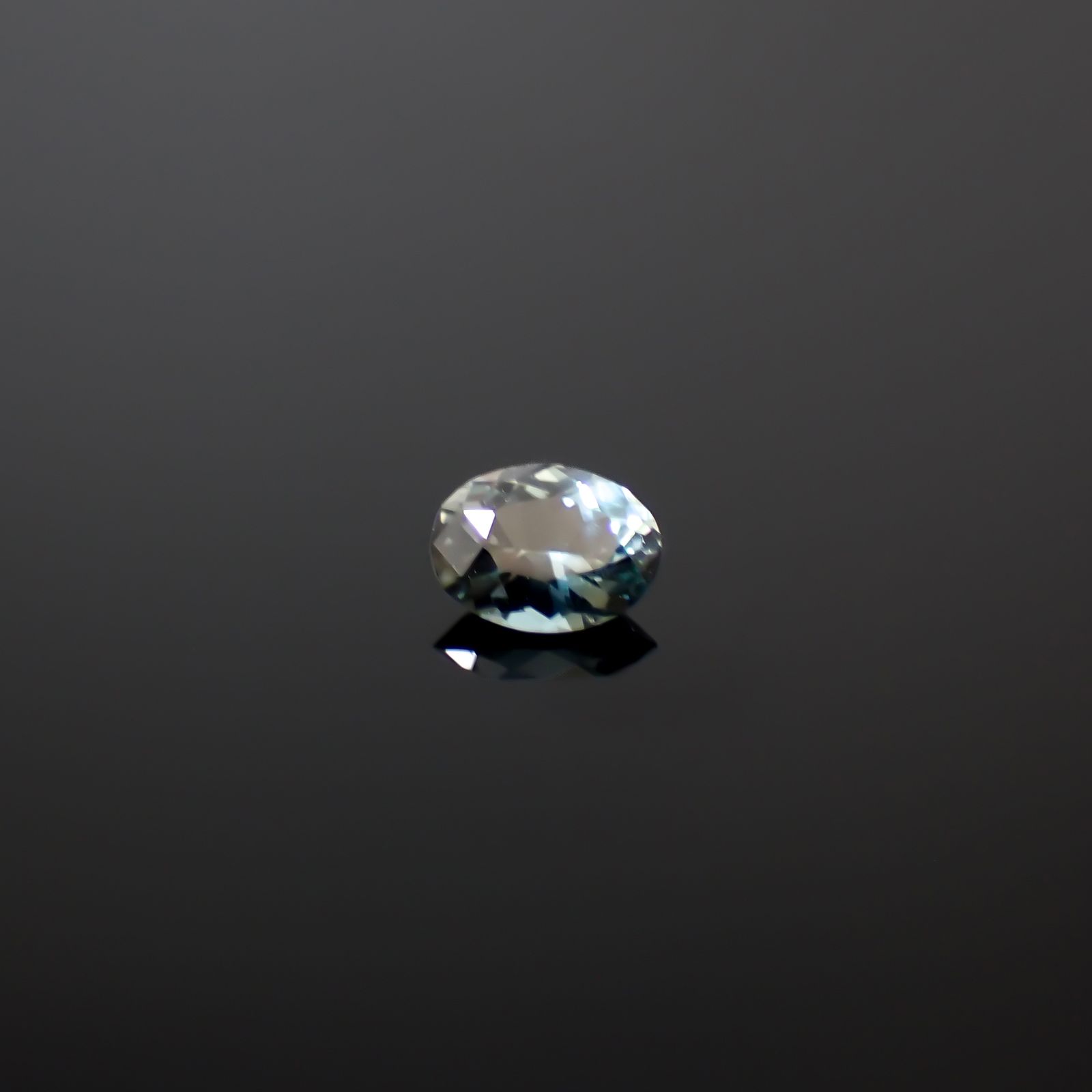 サファリン スリランカ産 0.11ct / 3.5x2.6mm前後 [260432051]