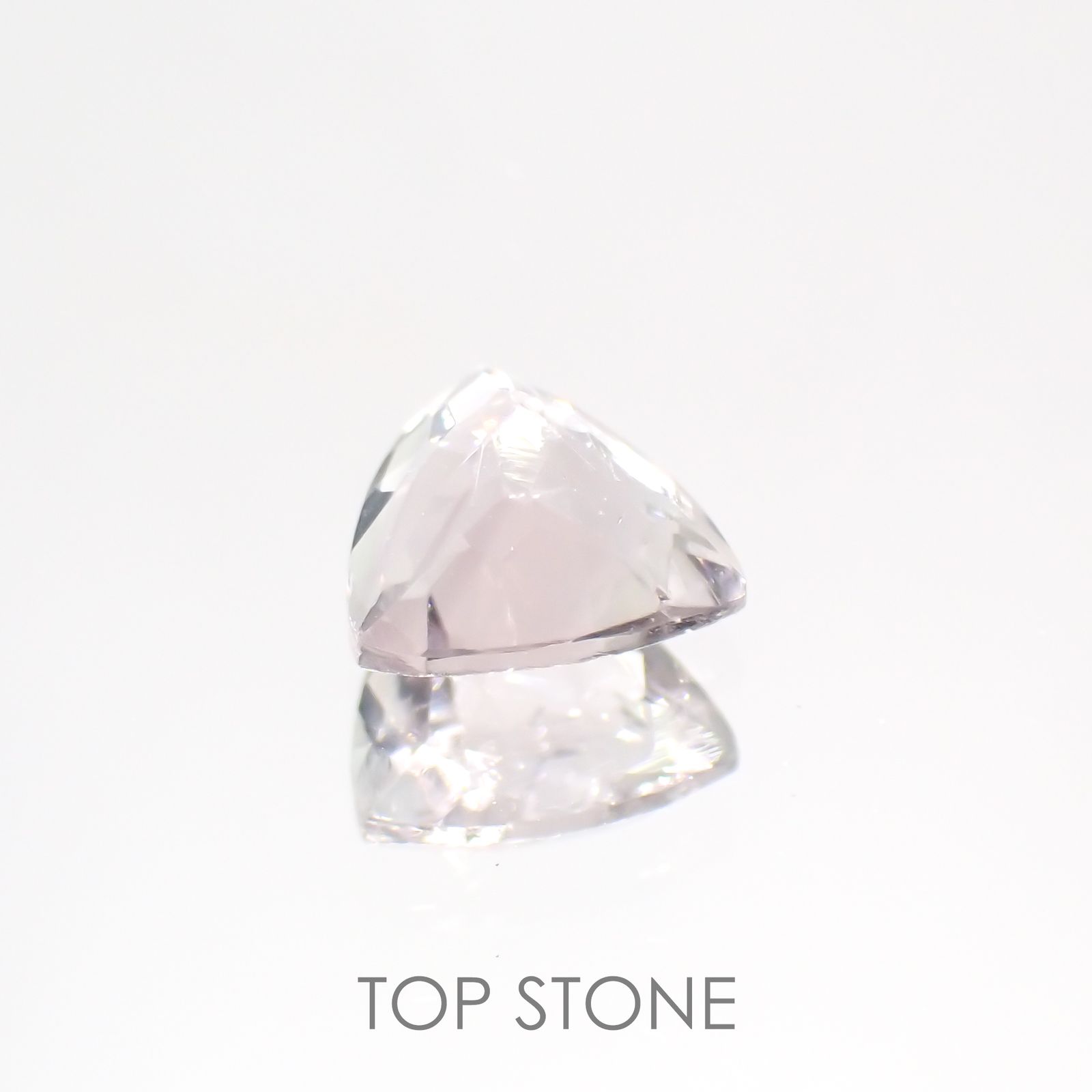 フローライト フルオレッセンス(宝石名フルオライト)イギリス・ロジャリー鉱山産 0.73ct 識別済[211113779]6x5.9mm前後