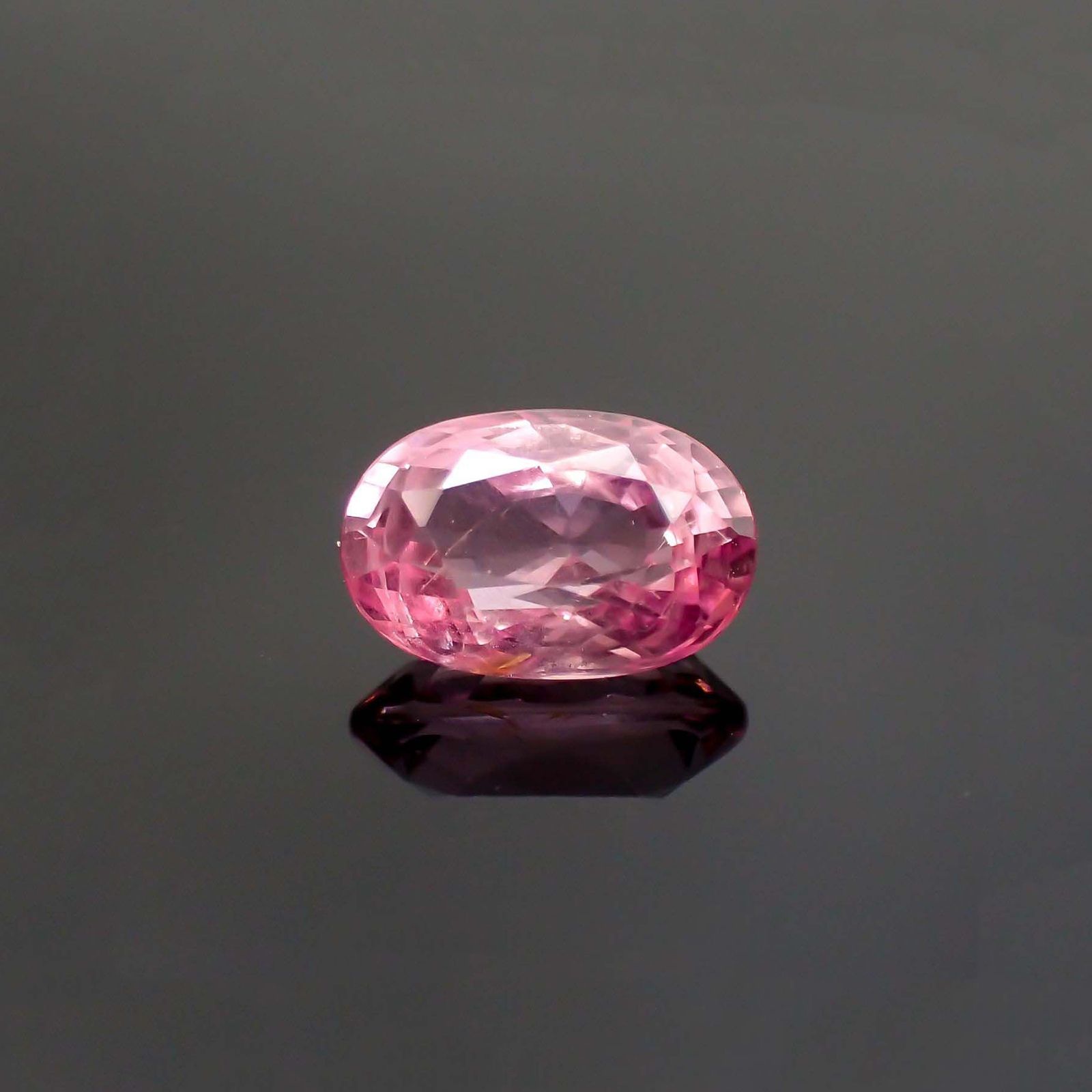 ピンクスピネル(宝石名ピンク・スピネル)タンザニア産 ソ付(彩珠) 1.212ct / 7.6x5mm前後 [260222571]