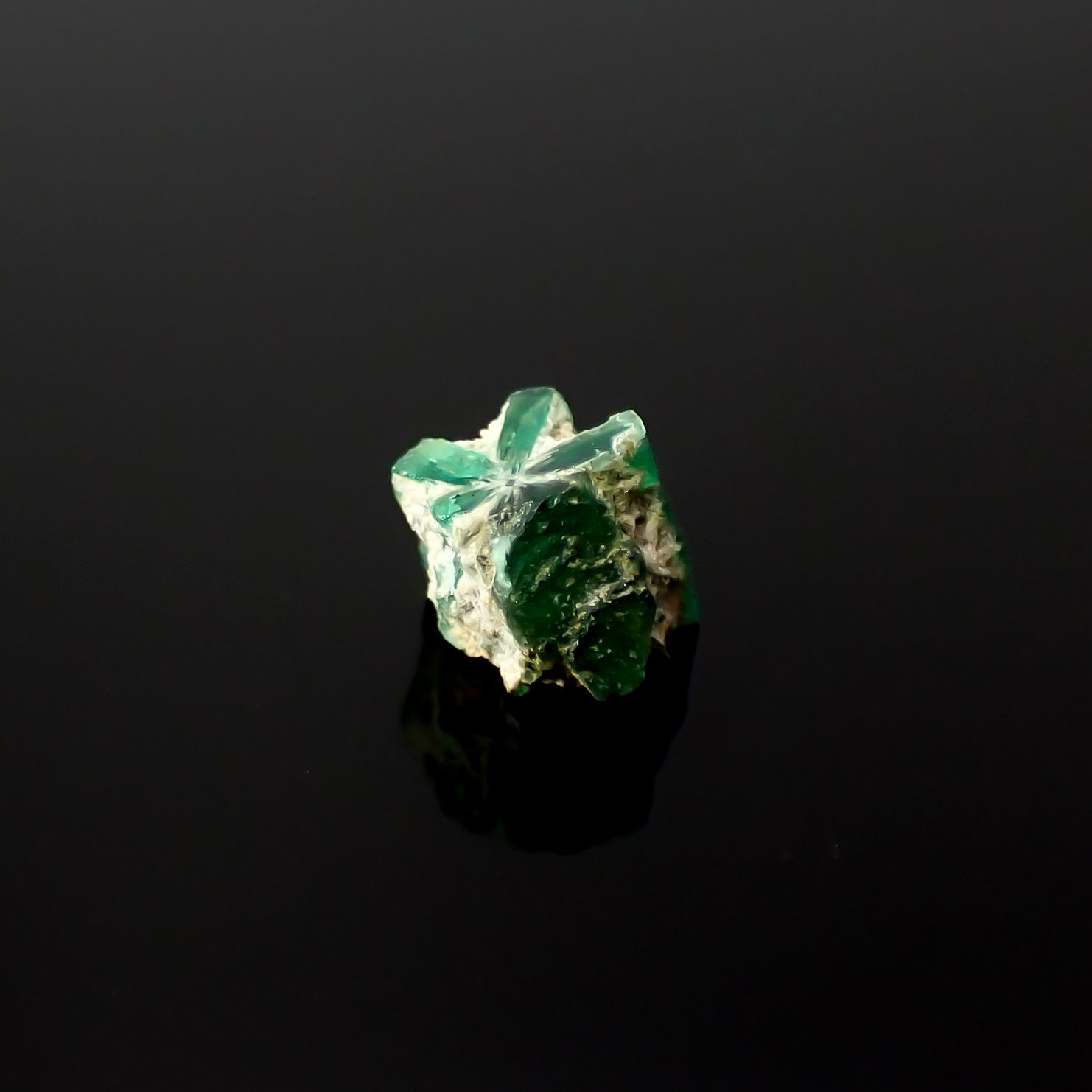 逆トラピッチェエメラルド 原石 コロンビア産 0.35ct[240627848]3.5x3.4mm前後