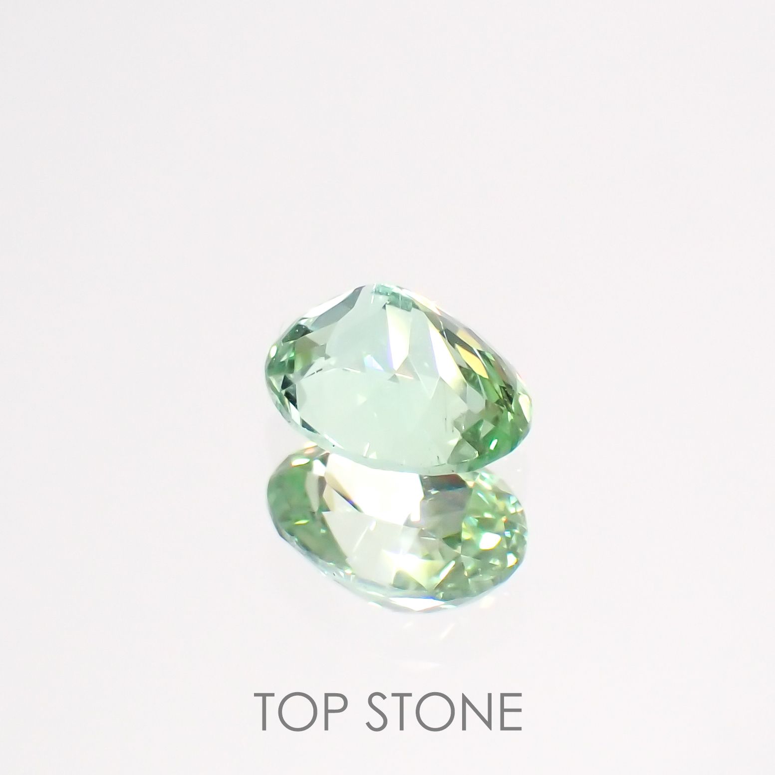 バナジウムコーネルピン(宝石名コーネルピン)タンザニア・タンガ州産 0.69ct 識別済[220115619]6.1x4.7mm前後