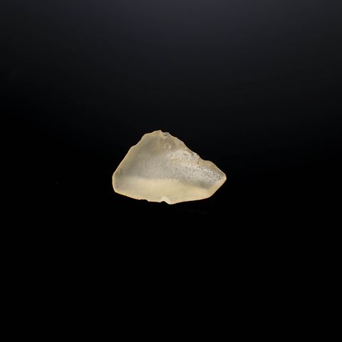 リビアングラス 原石 発見地：エジプト・リビア砂漠 12.38ct [241029286]26.2x17.7mm前後