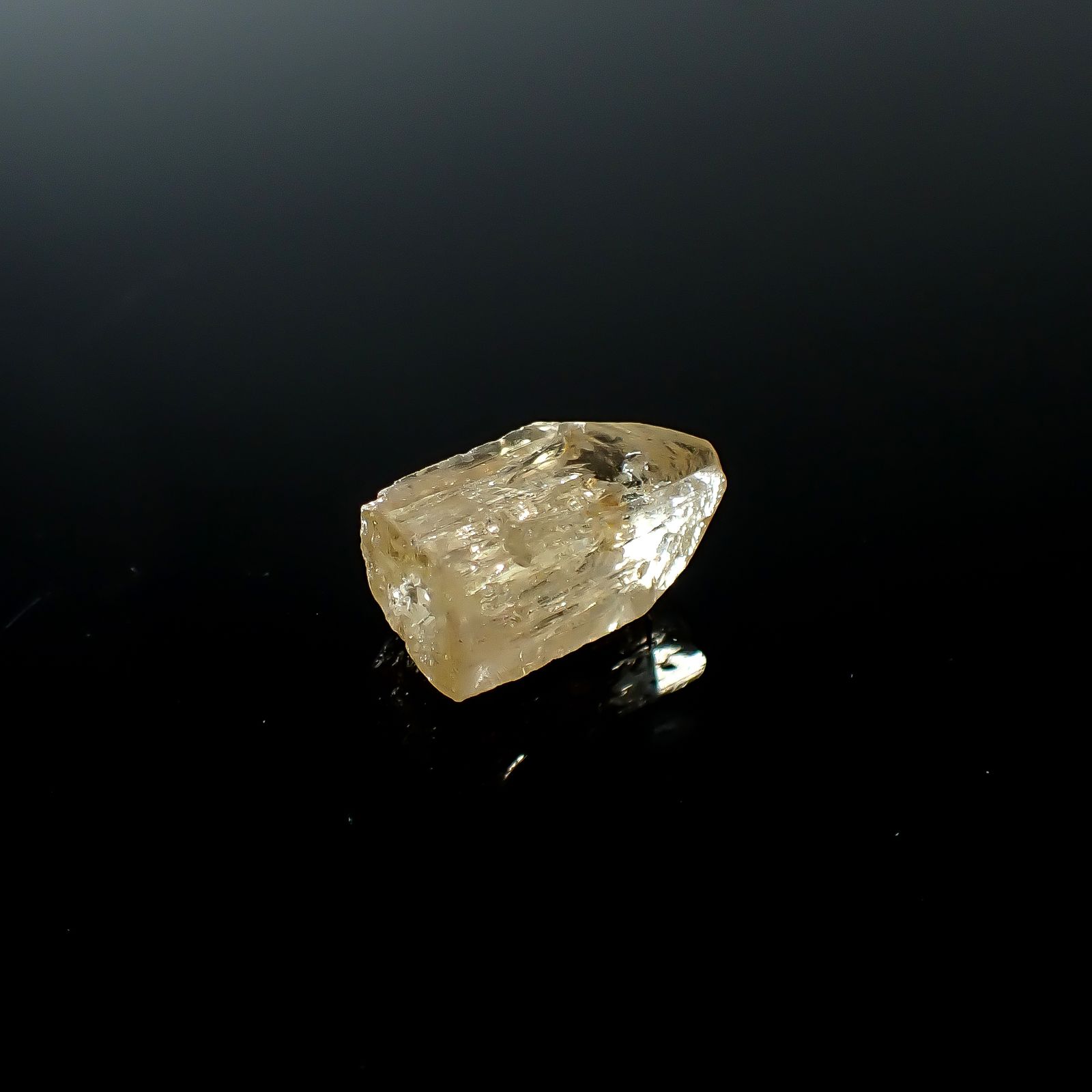 インペリアルトパーズ 原石 ザンビア産 10.36ct / 15.8x9.6mm前後 [250730937]