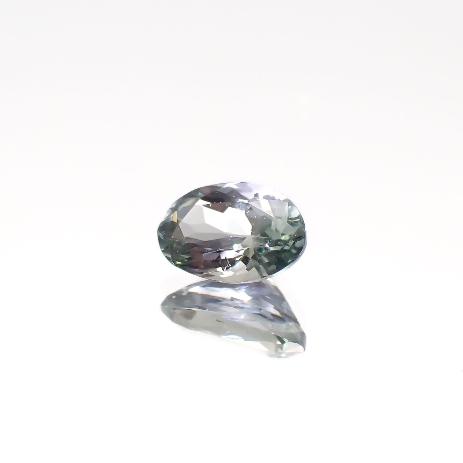 バイカラータンザナイト(宝石名ゾイサイト)タンザニア産 0.50ct 識別済[230421794]6.1x4mm前後