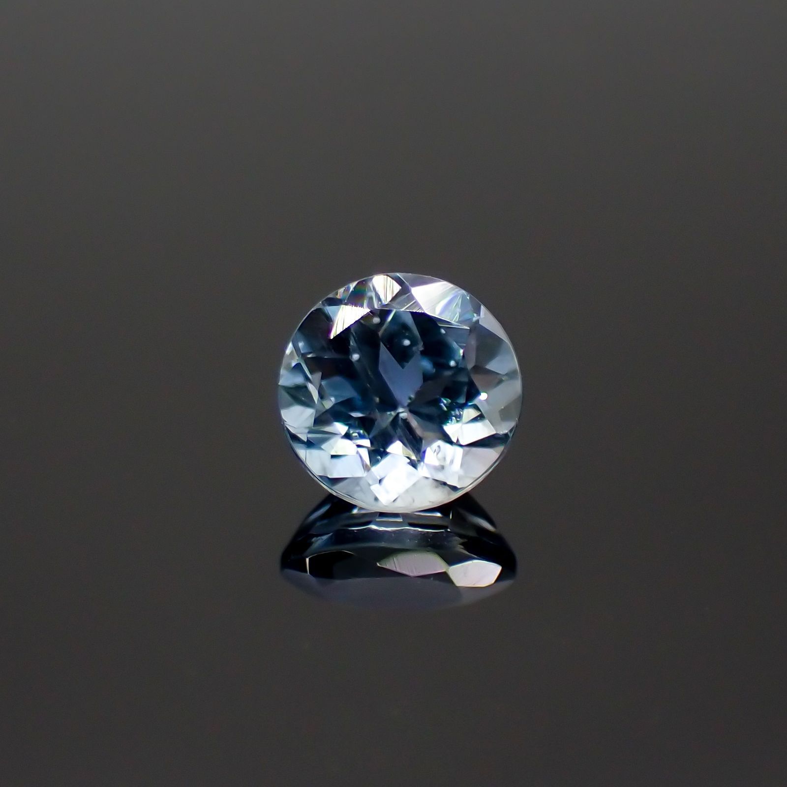 アクアマリン(宝石名アクアマリン)モザンビーク産 0.48ct 識別済[220817391]5.1x5mm前後