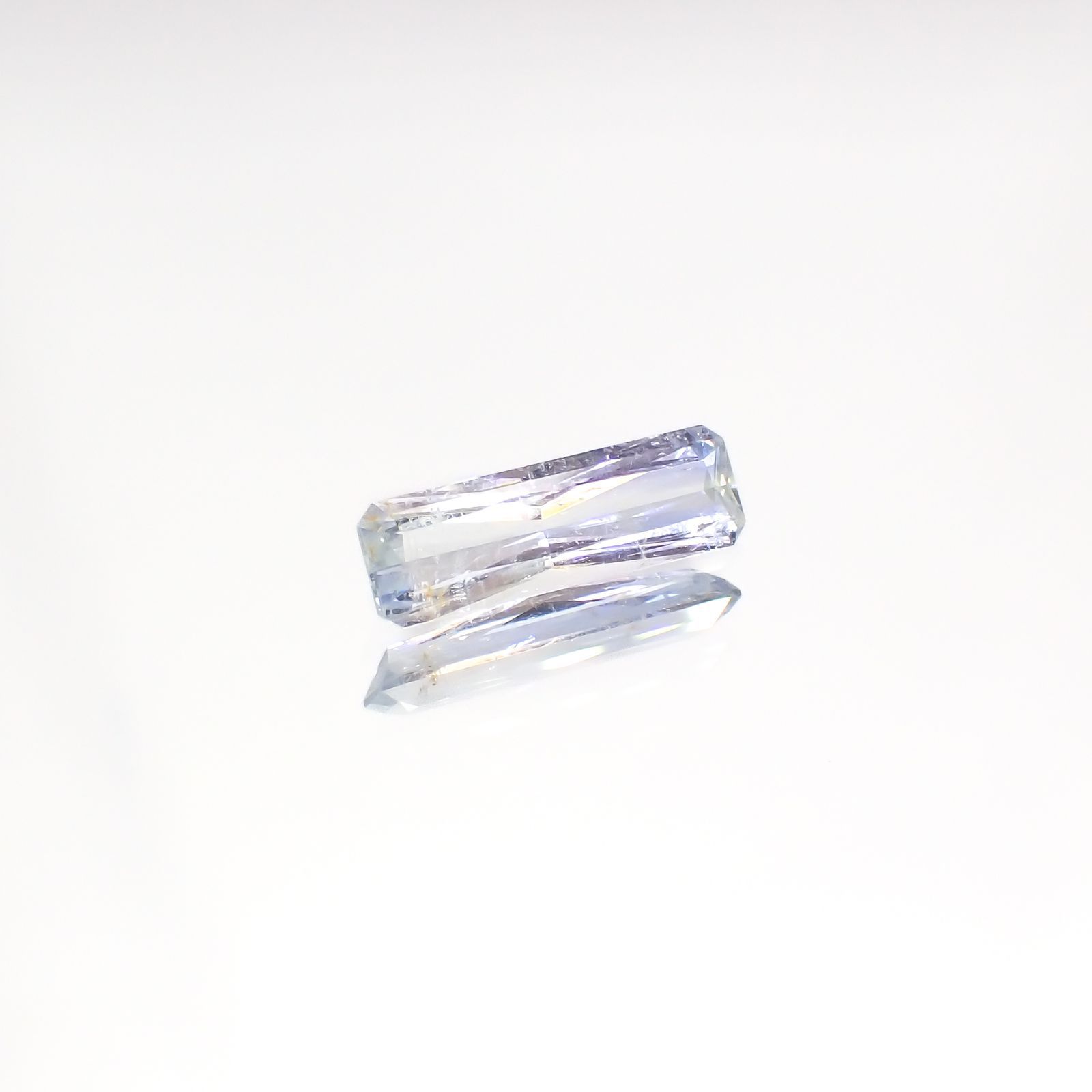 ジェレメジェバイト(宝石名エレメジェバイト)ナミビア産 0.904ct ソ付(彩珠)[220616455]11.4x3.6mm前後