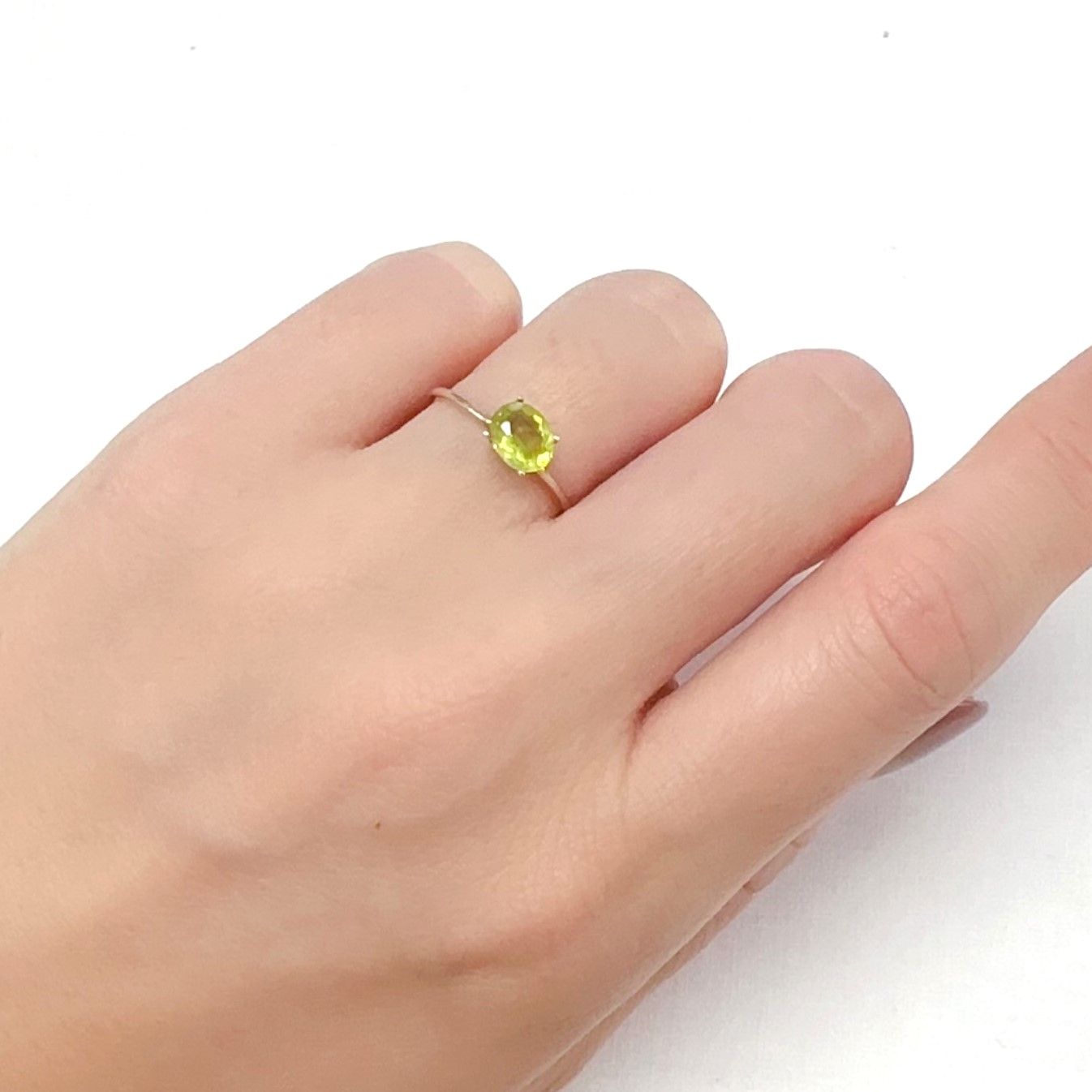 グリーンエンスタタイト(宝石名グリーン・エンスタタイト)カメルーン産 0.68ct 識別済[240125623]6.5x5.2mm前後