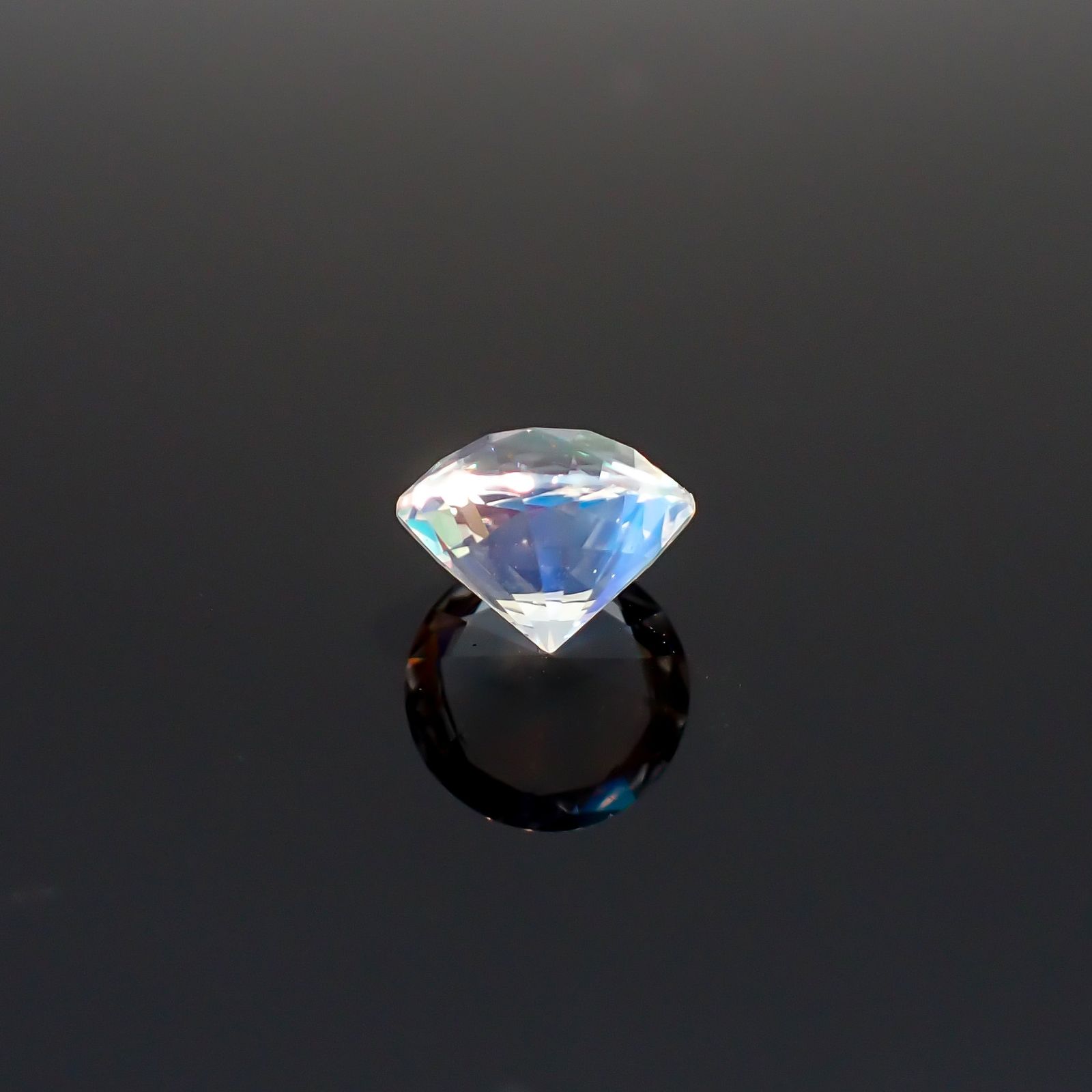 レインボームーンストーン マダガスカル産 1.22ct / 7.1x7.1mm前後 [260632382]