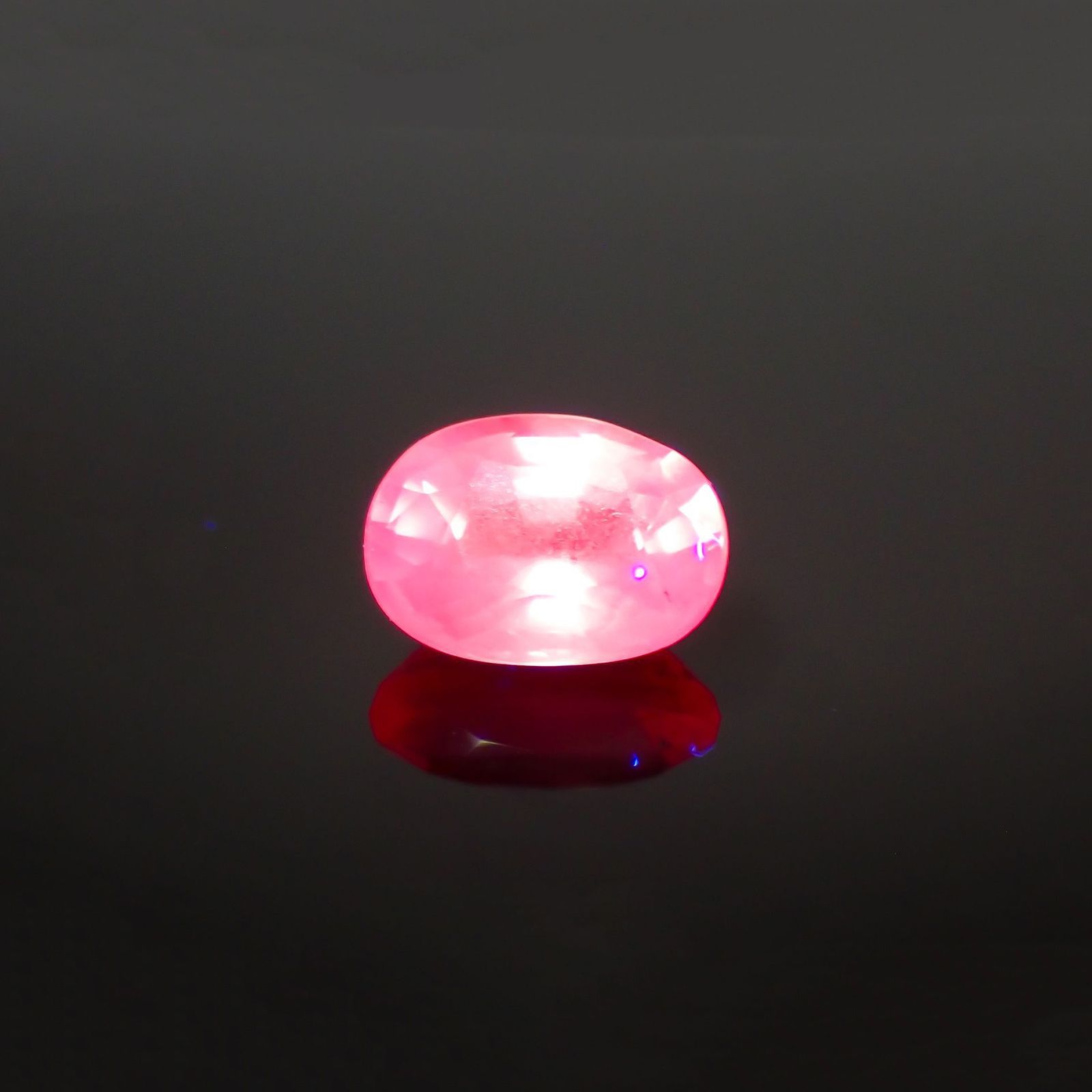 シルキーピンクスピネル(宝石名ピンク・スピネル)タンザニア産 識別済 0.97ct / 6.8x4.8mm前後 [240214139]
