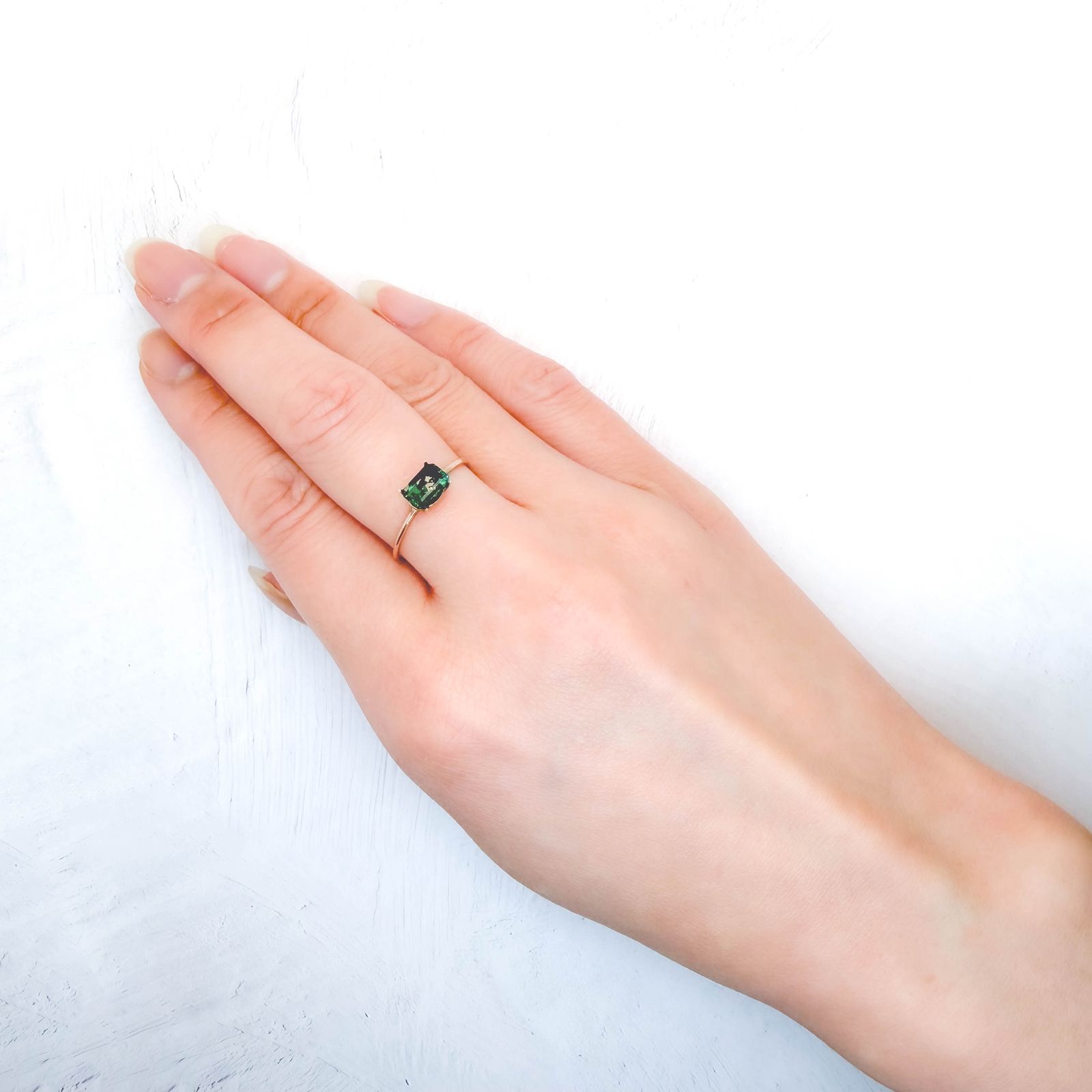パイライトインエメラルド コロンビア産 0.75ct / 6.5x4.5mm前後 [260532119]
