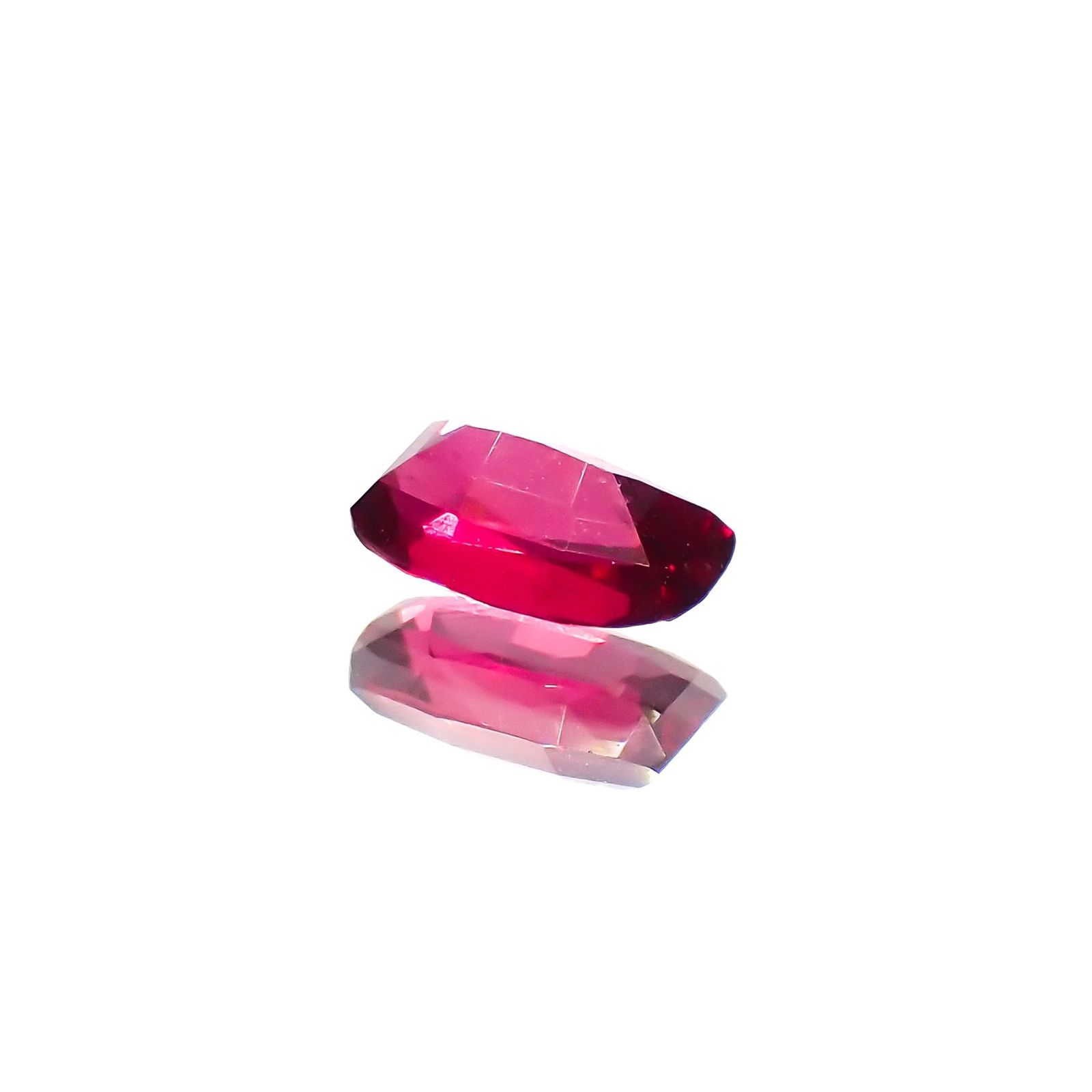 ルビー 非加熱 マダガスカル産 0.33ct / 5.1x3.1mm前後 [230622340]