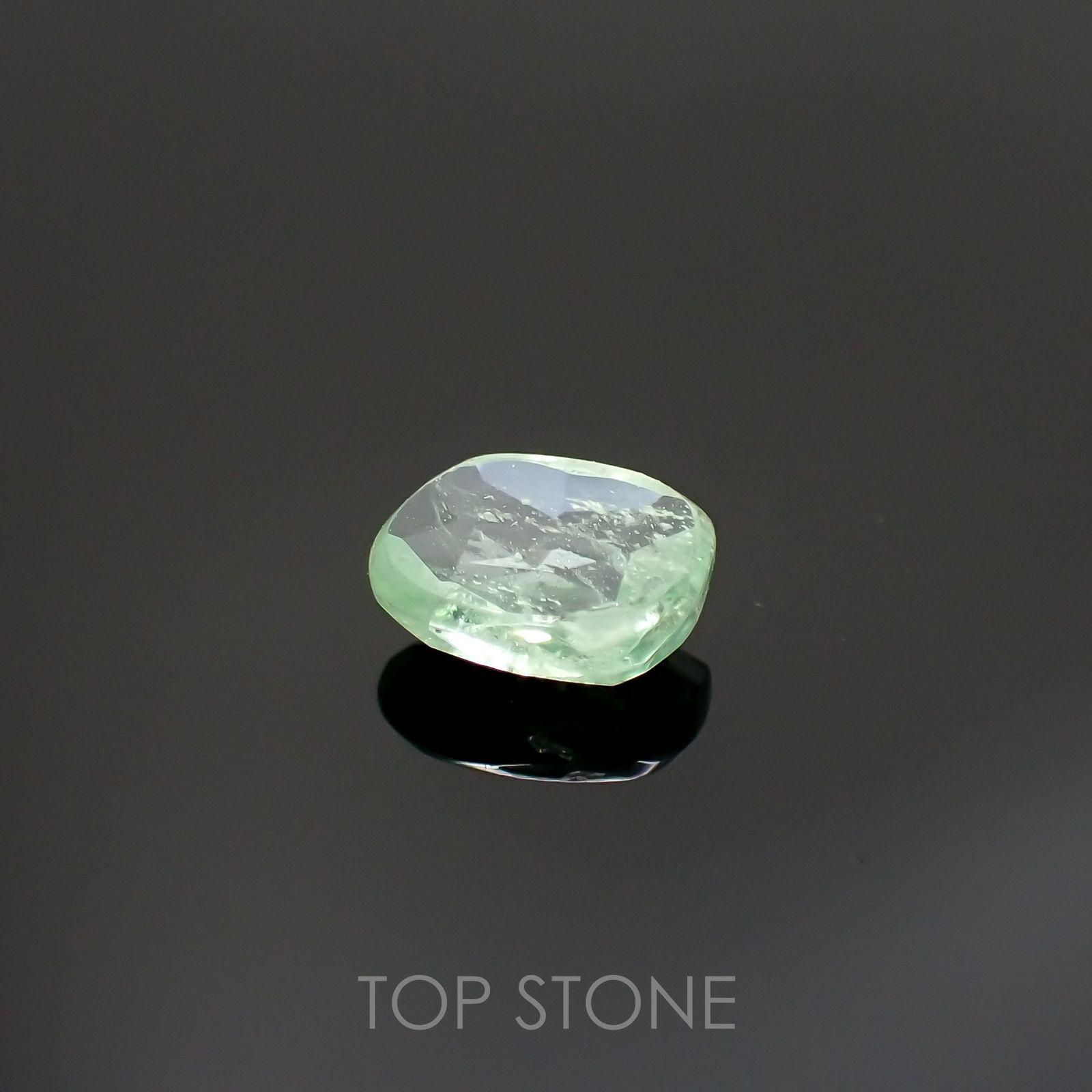 ◇ローズカット◇バナジウムコーネルピン(宝石名コーネルピン)タンザニア・タンガ州産 0.70ct 識別済[220115549]6.3x4.6mm前後
