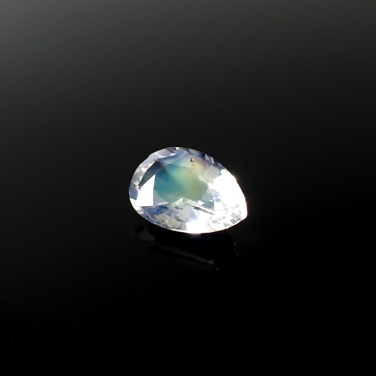 レインボームーンストーン(宝石名ラブラドライト)マダガスカル産 1.013ct ソ付(彩珠)[240326935]8.4x5.8mm前後