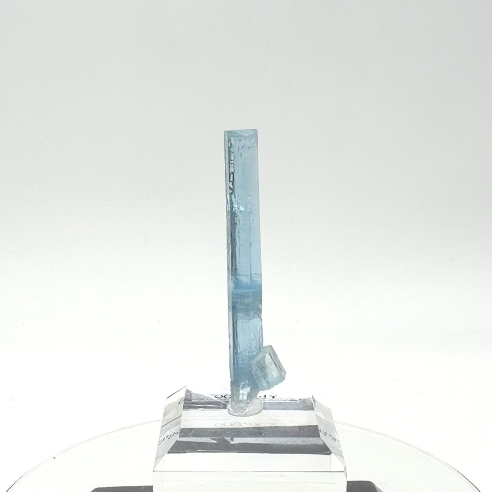 アクアマリン柱状結晶原石 ベトナム産 アクリル台座付き 13.02ct(2.60g