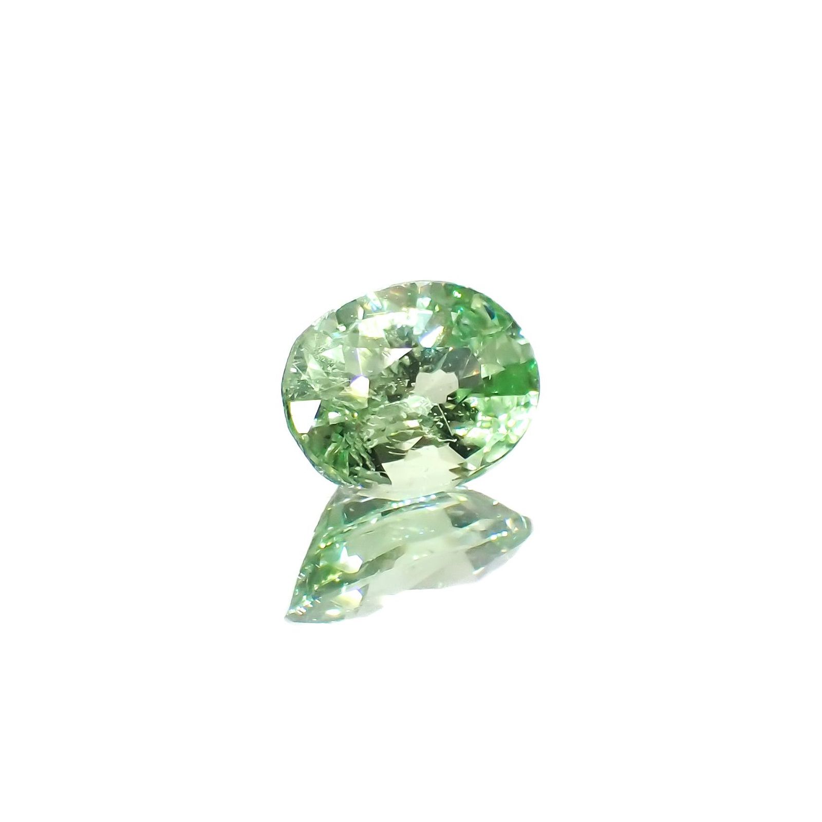 ミントガーネット(宝石名ガーネット)タンザニア産 識別済 0.74ct / 6.5x4.8mm前後 [251023063]