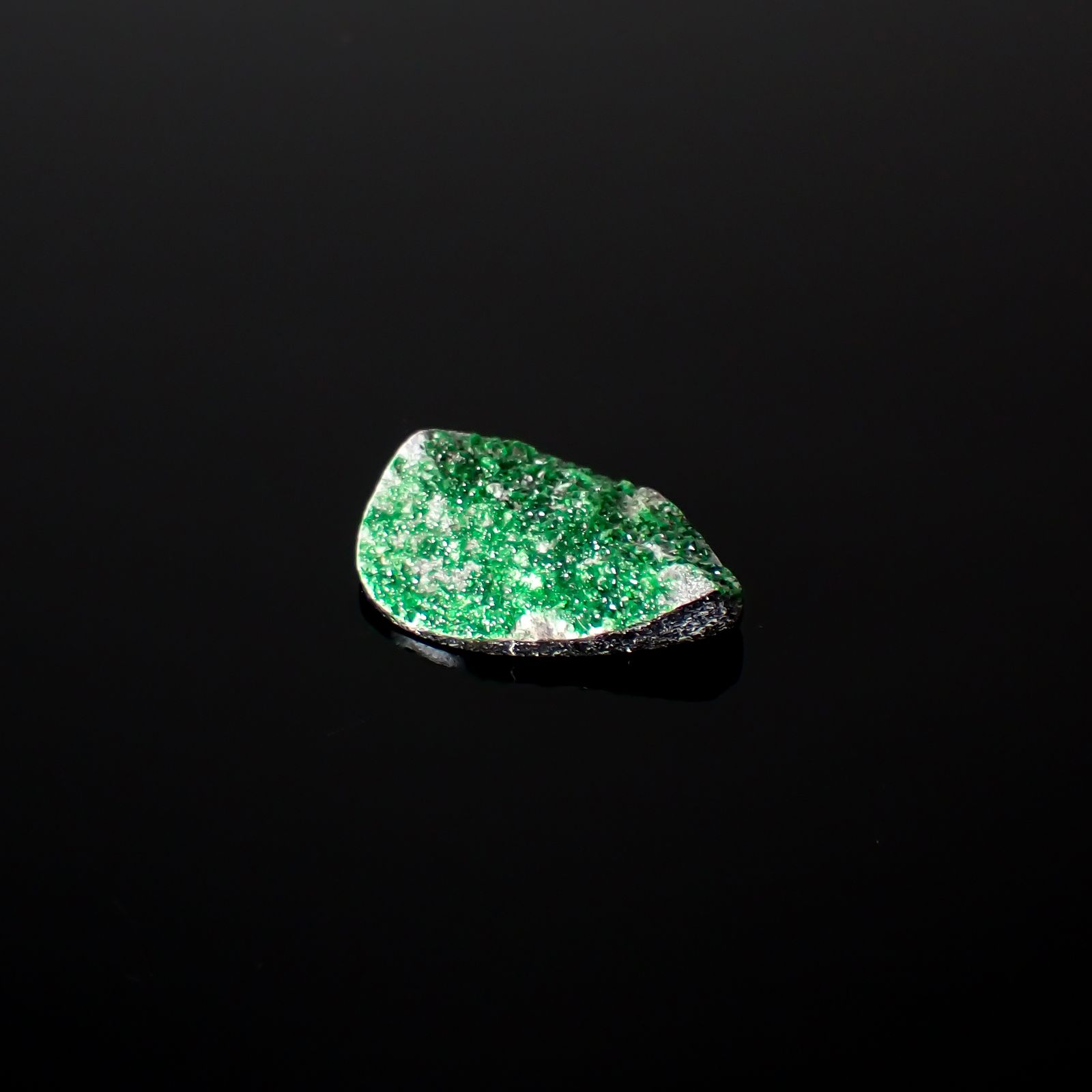 ウバロバイト 原石 ロシア産 11.70ct[240326447]20.4x14.5mm前後