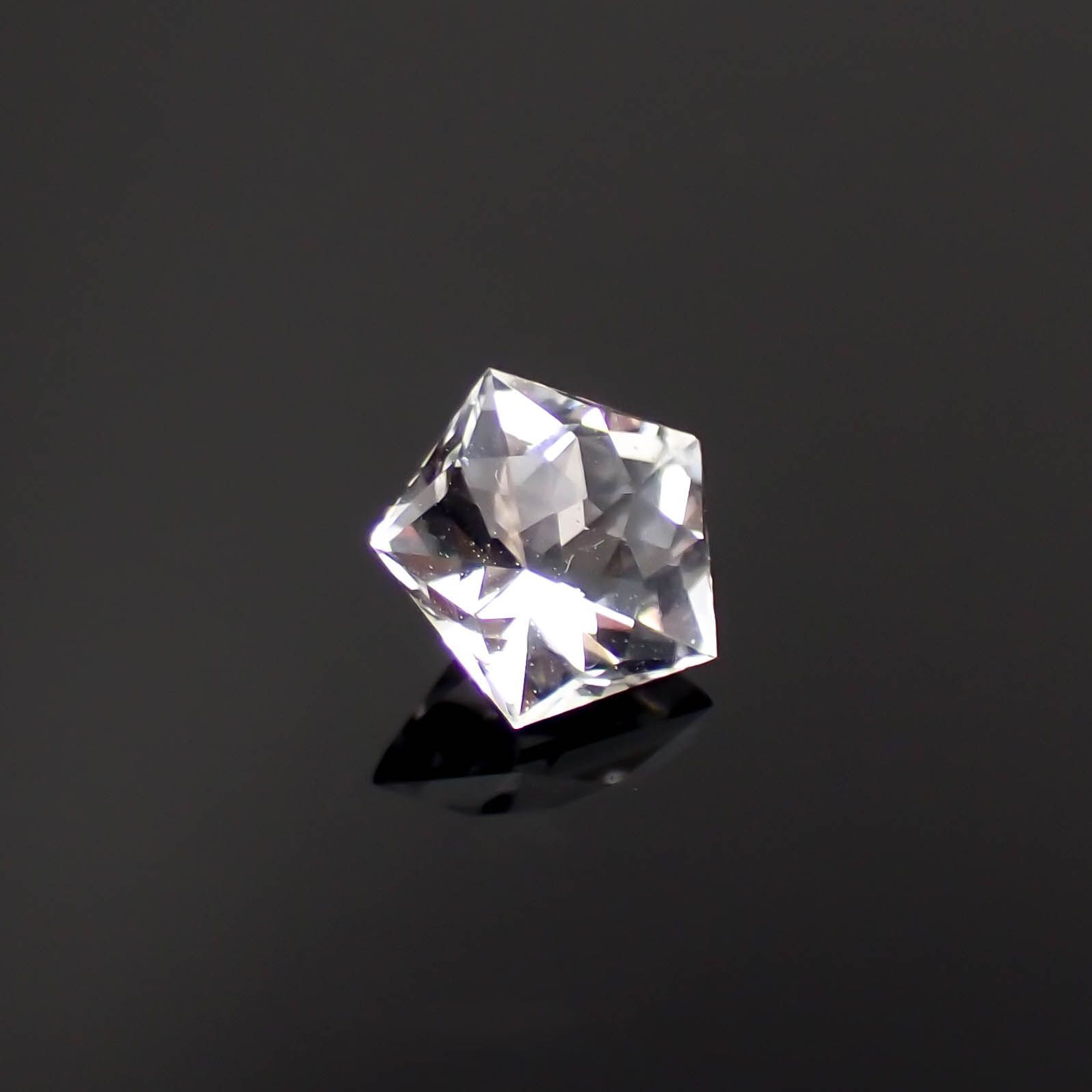 ◇カスタムペンタゴンカット◇ゴッシェナイト(宝石名ゴッシェナイト)ブラジル産 0.54ct 識別済[221219391]5.3x5.7mm前後