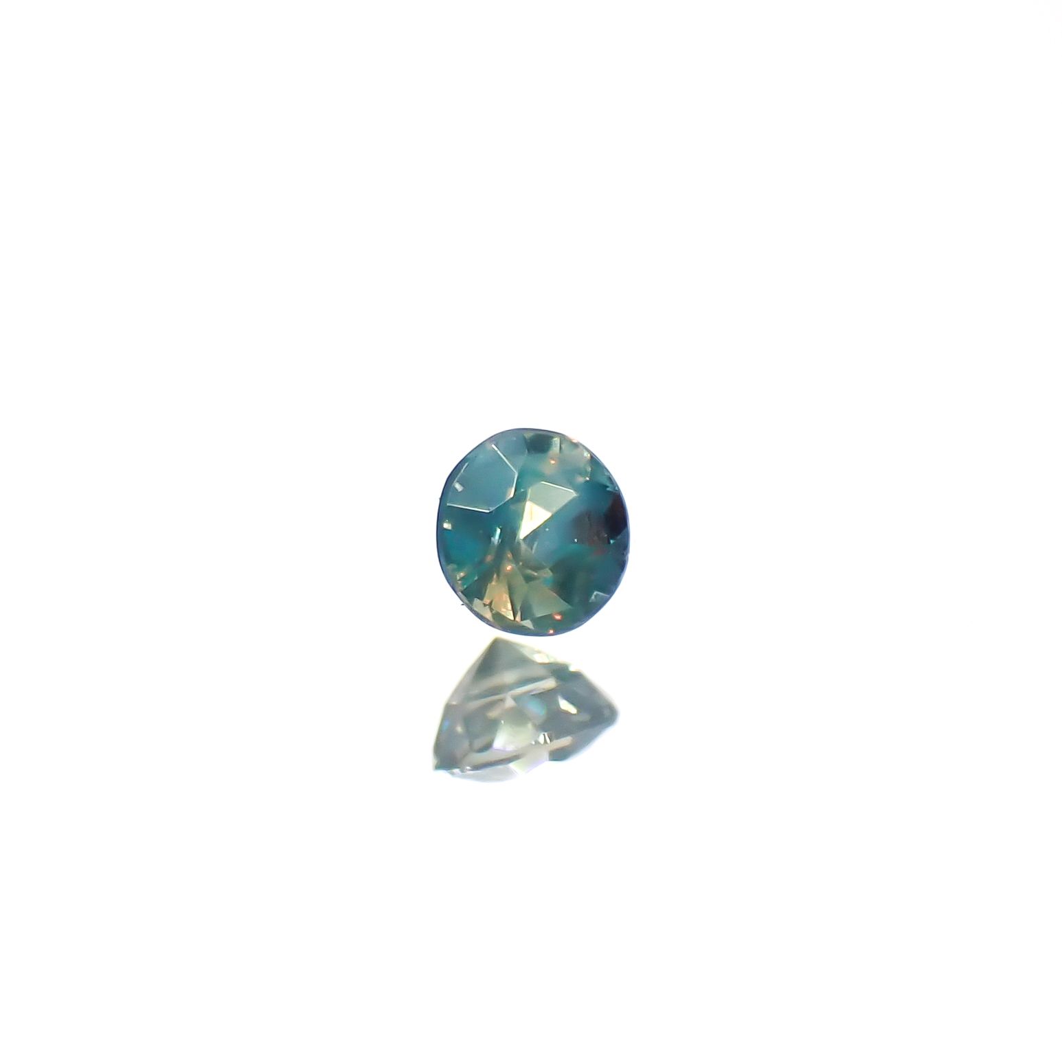 シルキーアレキサンドライト ブラジル産/EmeraldMains社製 0.046ct[240527614]2.1x2.1mm前後