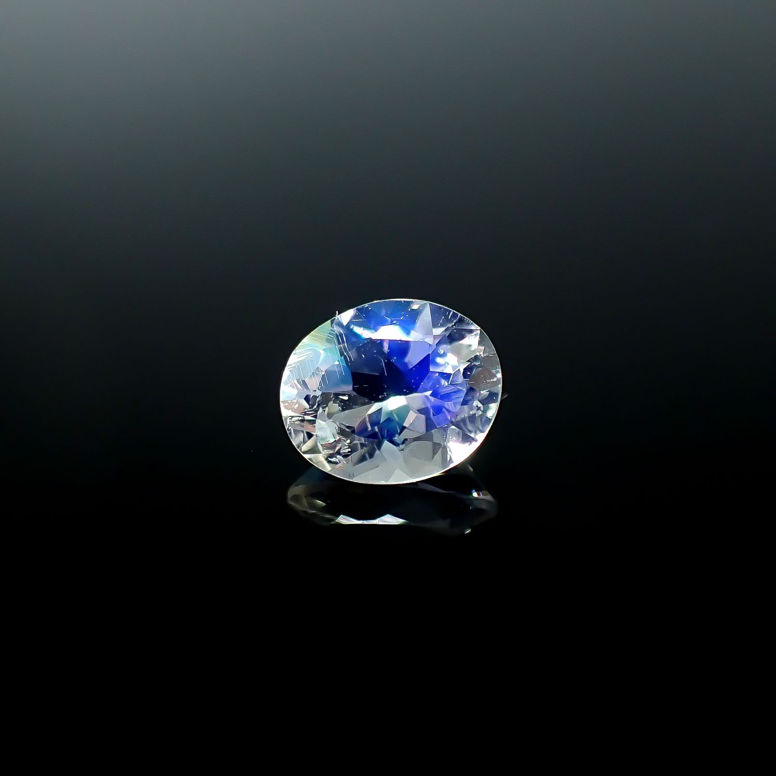 レインボームーンストーン タンザニア産 0.89ct [250730917]7.2x6mm前後