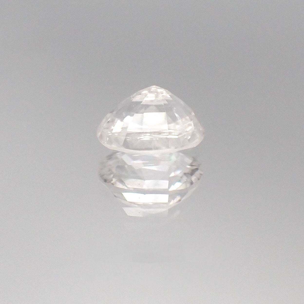 ポードレッタイト カラーレス(宝石名ホワイト・ポードレッタイト)ビルマ産 0.515ct ソ付(彩珠)[230722817]5.7x5.1mm前後
