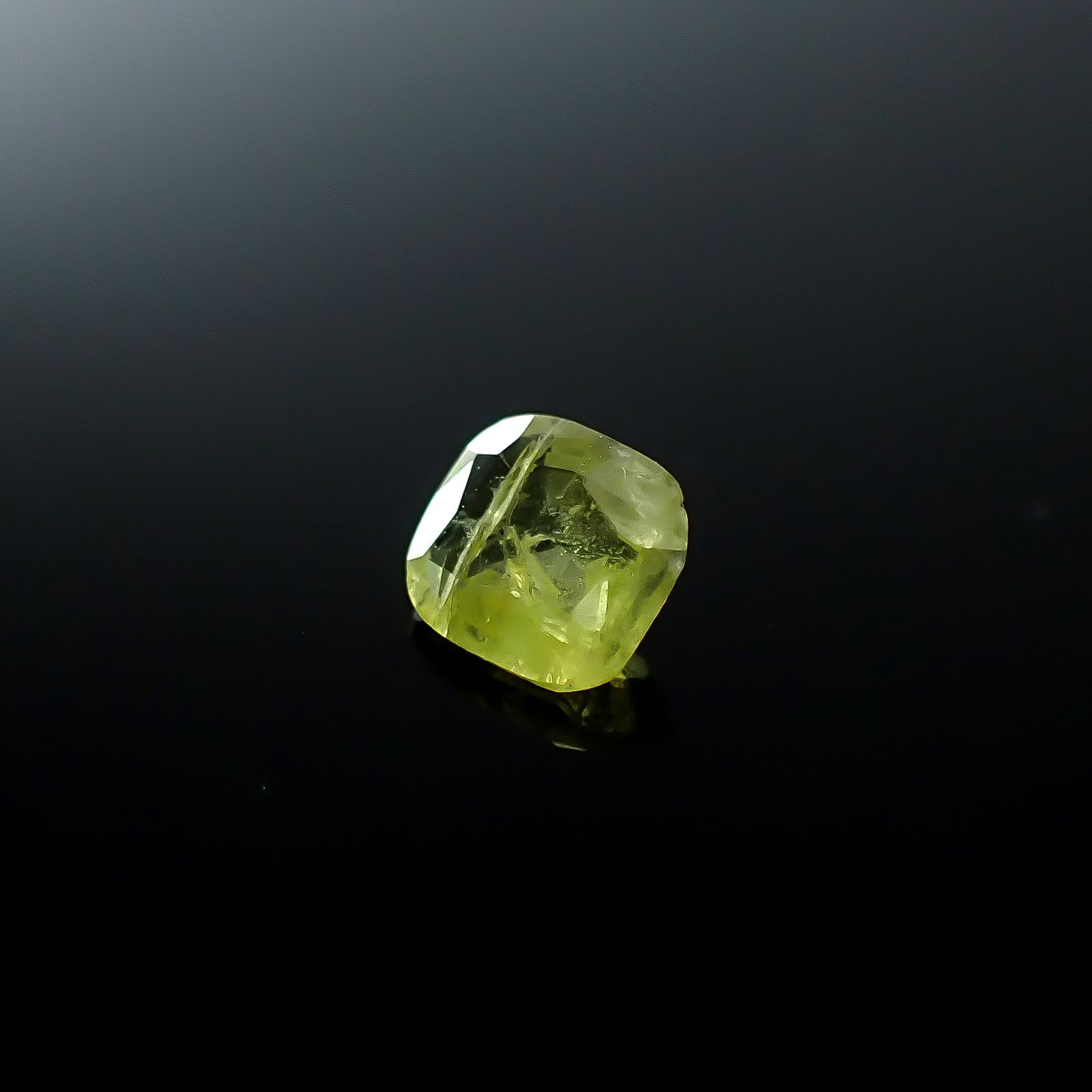 イエローアウイナイト フルオレッセンス(宝石名イエロー・アウイナイト)アフガニスタン産 0.243ct ソ付(日独)[250931150]4.42x4.07mm前後