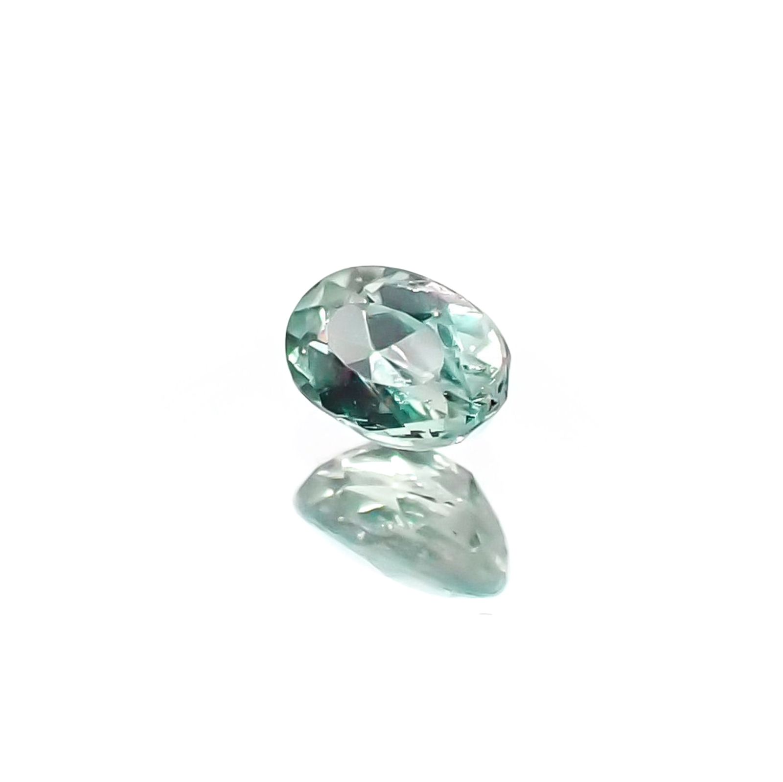 アレキサンドライト(宝石名アレキサンドライト)ブラジル・ミナスジェライス州ヘマチタ鉱山産 識別済 0.14ct / 3.5x2.4mm前後 [231023948]