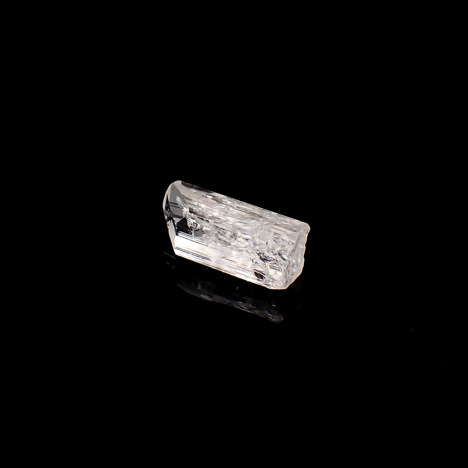 ダンビュライト原石 メキシコ産 13.42ct / 21.6x7.1mm前後 [260532165]