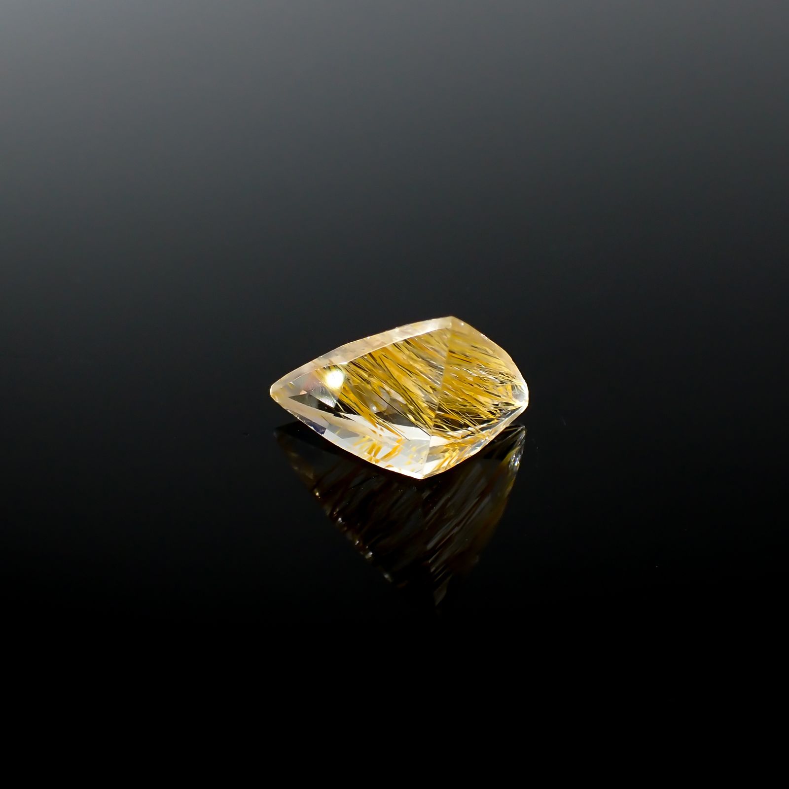 ニードルイントパーズ(チューブイントパーズ) ブラジル・ミナスジェライス州産 7.96ct[240225884]14.7x12.7mm前後