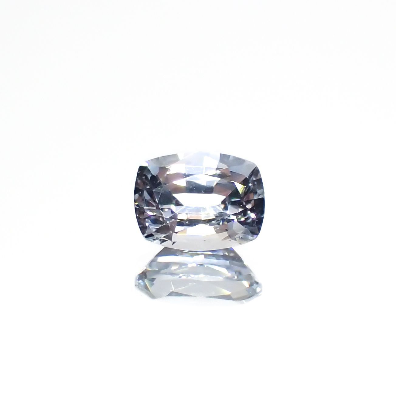 アイスブルーサファイア(宝石名サファイア)スリランカ/マダガスカル産 0.68ct 識別済[220817456]5.7x4.3mm前後