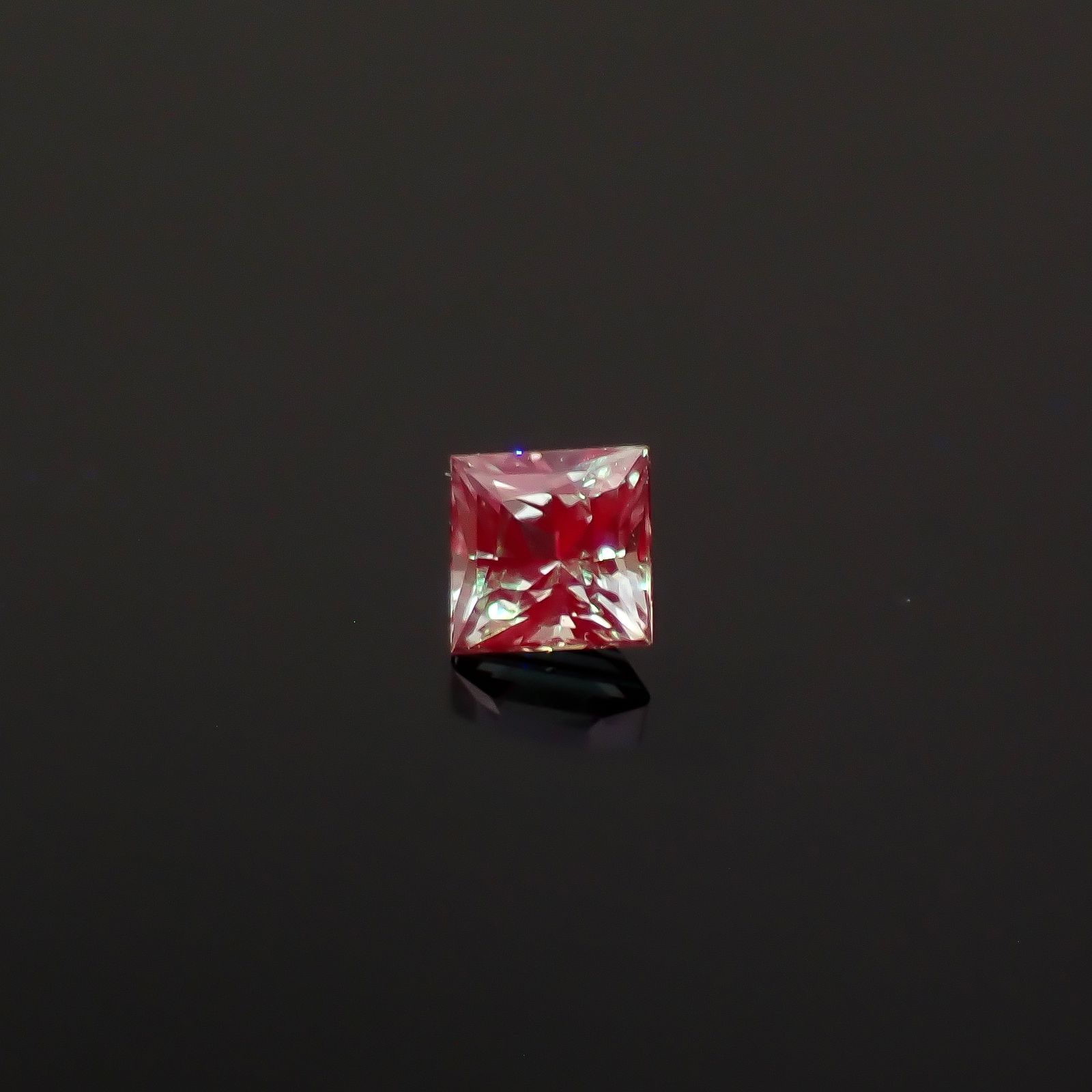 ◇プリンセスカット◇アレキサンドライト ブラジル産 EmeraldMains社製 0.084ct / 2.3x2.3mm前後 [260131576]