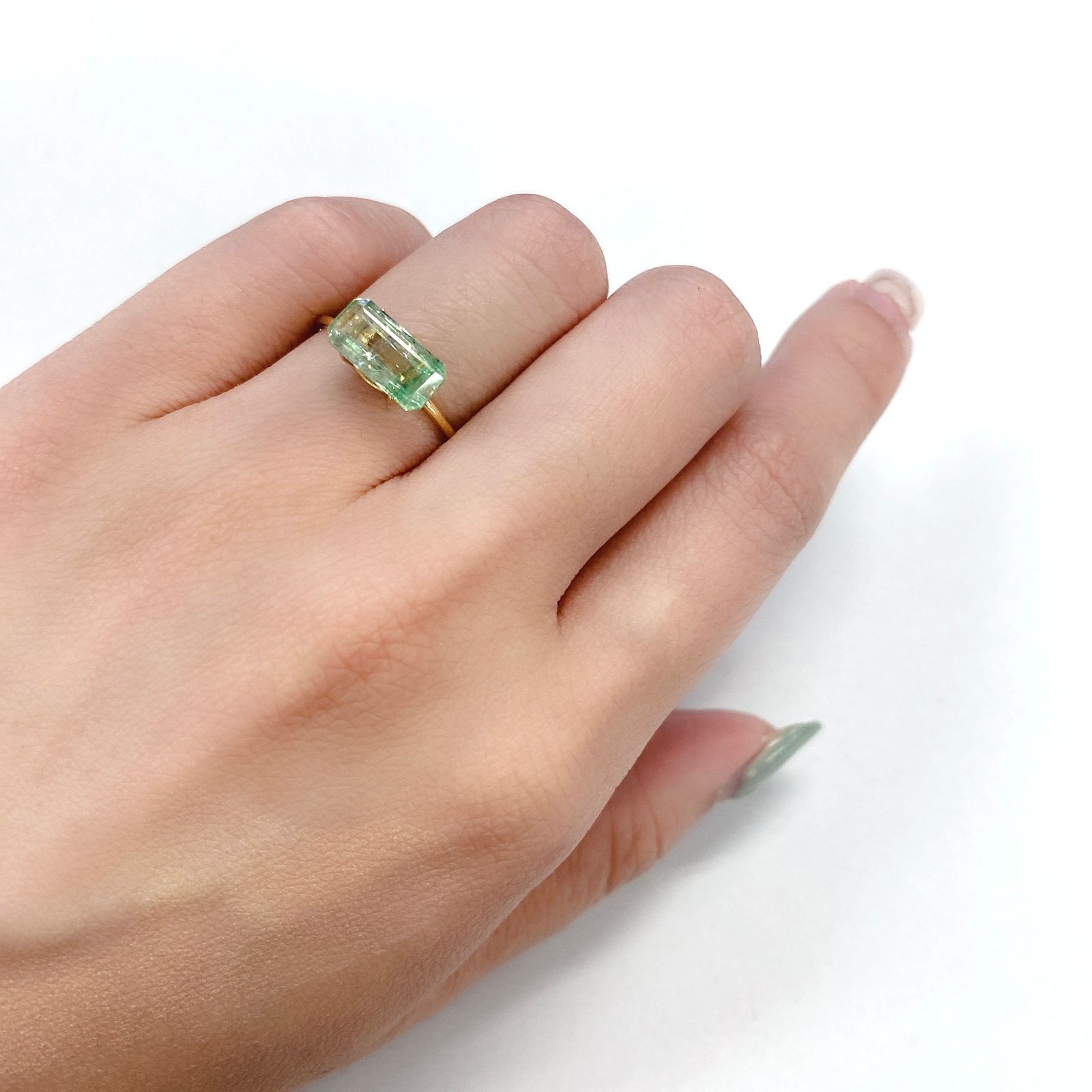 パーティカラーグロッシュラーガーネット(宝石名パーティカラード グロッシュラー・ガーネット) タンザニア産 2.254ct ソ付(彩珠)[21049771]10.6×5.3mm前後