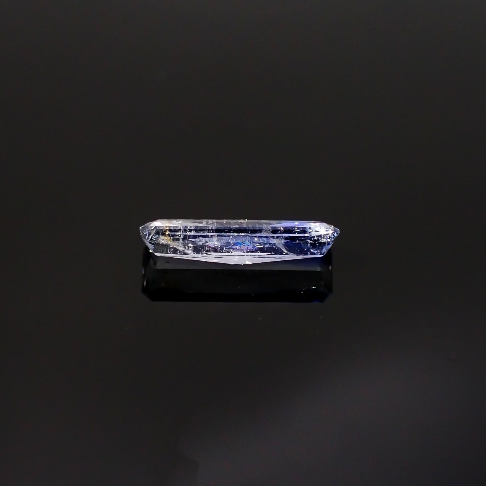ジェレメジェバイト(宝石名エレメジェバイト)ナミビア産 0.904ct ソ付(彩珠)[220616455]11.4x3.6mm前後