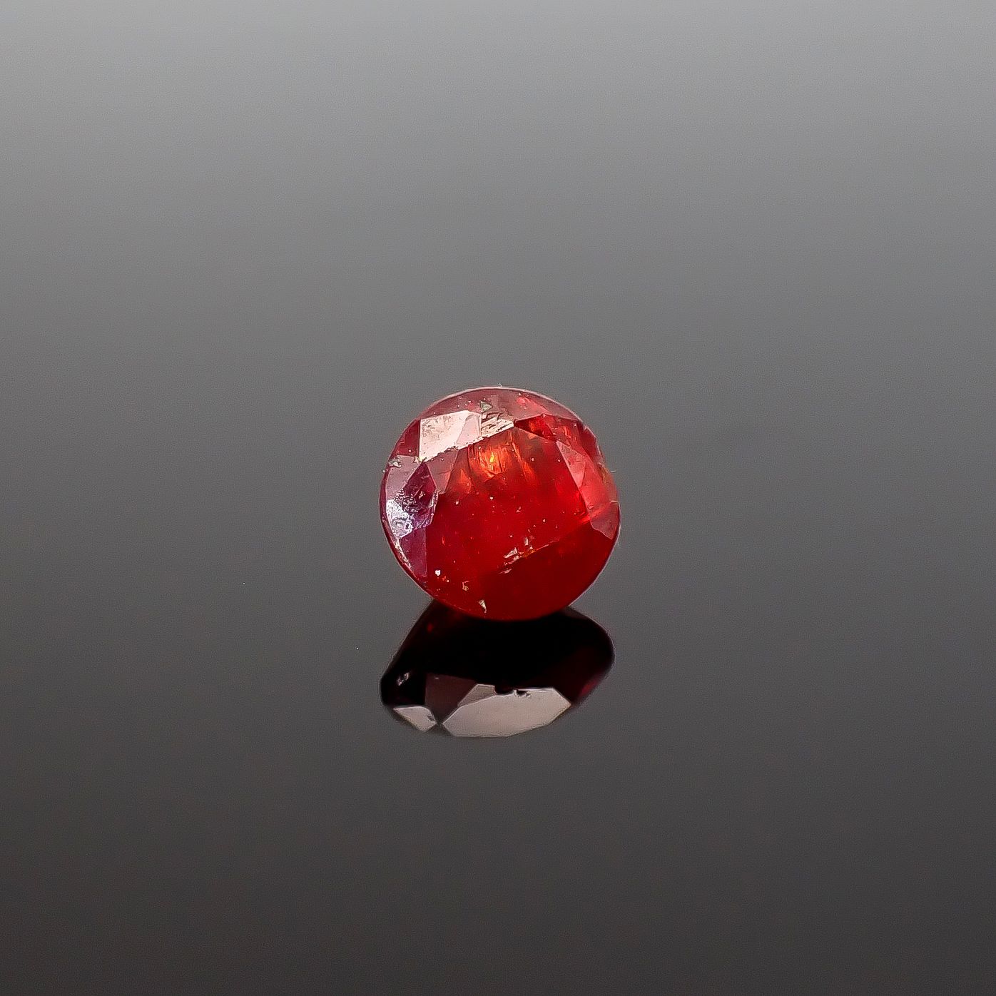 ジンカイト 天然結晶(宝石名ジンカイト)アメリカ・ニュージャージー州フランクリン鉱山産 ソ付(日独) 0.768ct / 4.53x4.6mm前後 [260432073]