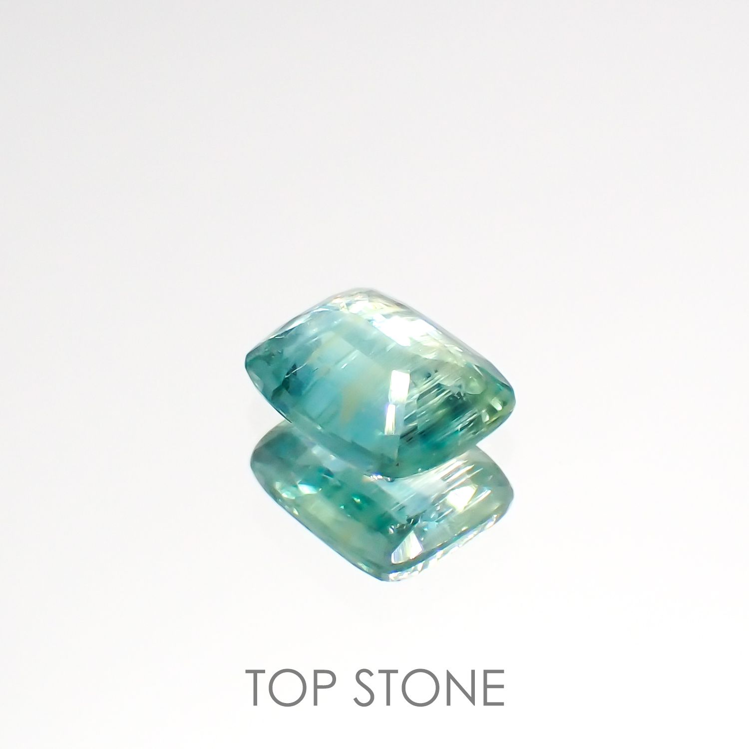 バイカラーカイヤナイト(宝石名カイヤナイト)ネパール産 1.10ct 識別済[220115375]6.7x5.3mm前後