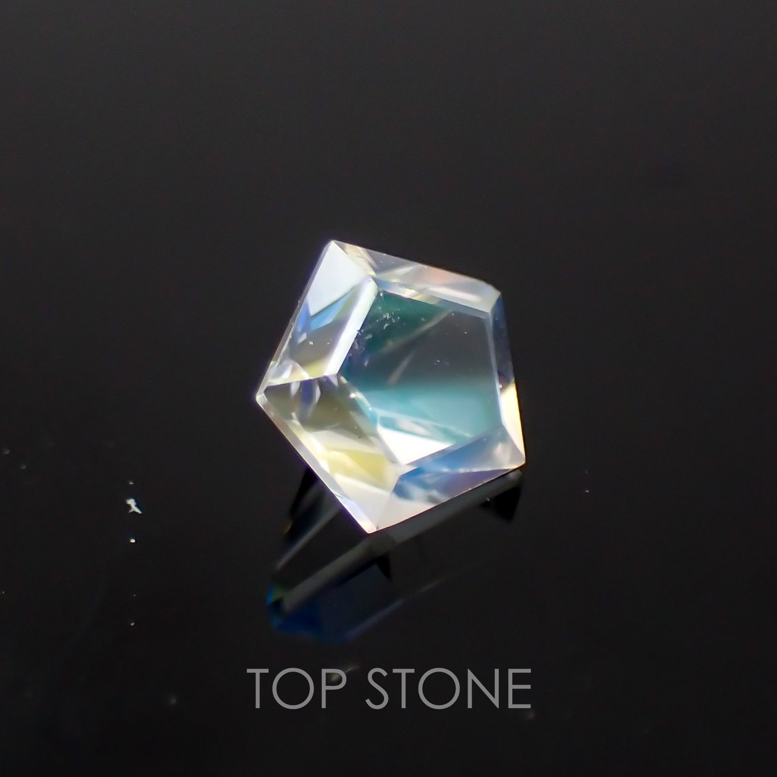 ◇ペンタゴンカット◇レインボームーンストーン(アンデシンラブラドライト) SA マダガスカル産 ルース 0.24ct[21059779]4.1×4.3mm前後