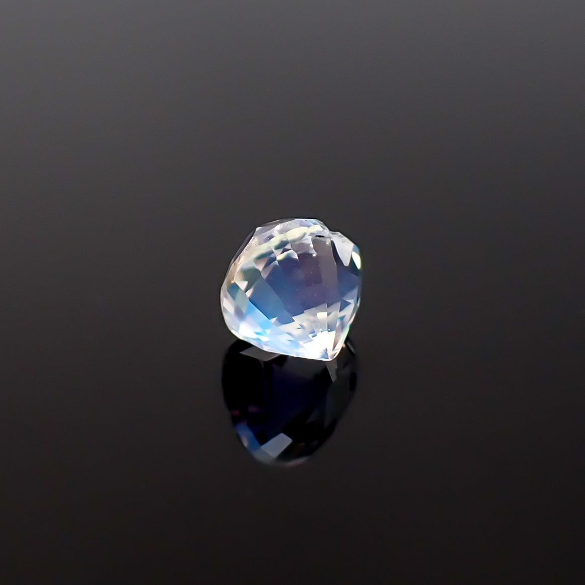 レインボームーンストーン マダガスカル産 0.58ct / 4.6x5.3mm前後 [260632379]