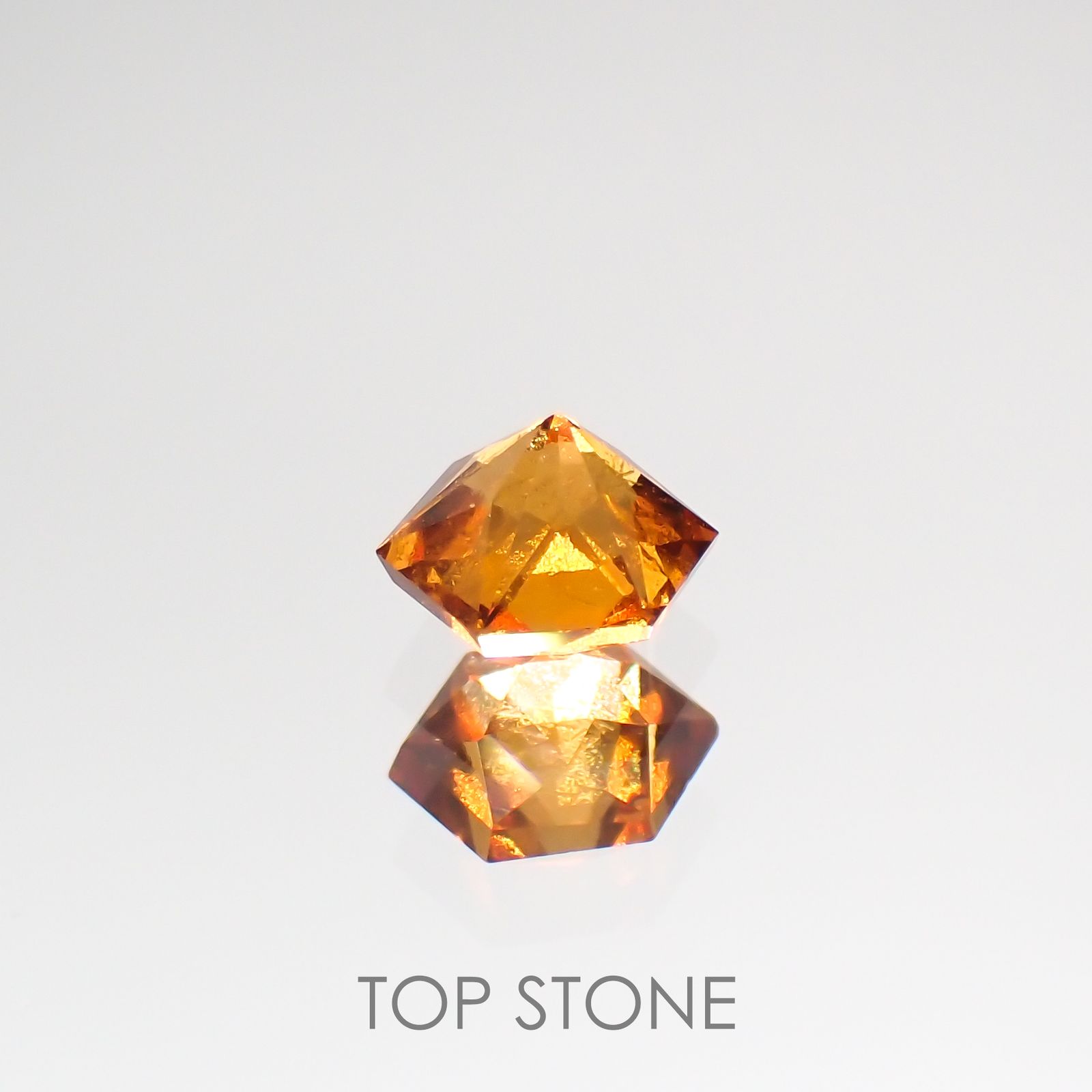 ◇ヘキサゴンカット◇ヘソナイトガーネット(宝石名ガーネット) スリランカ産 0.50ct 識別済[210812680]4.3×4.2mm前後