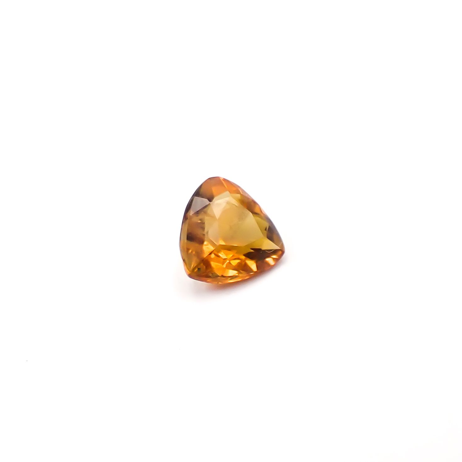 ゴールデンアイオライト(宝石名コーディエライト)マダガスカル産 識別済 0.24ct / 4.4x4.6mm前後 [260532197]