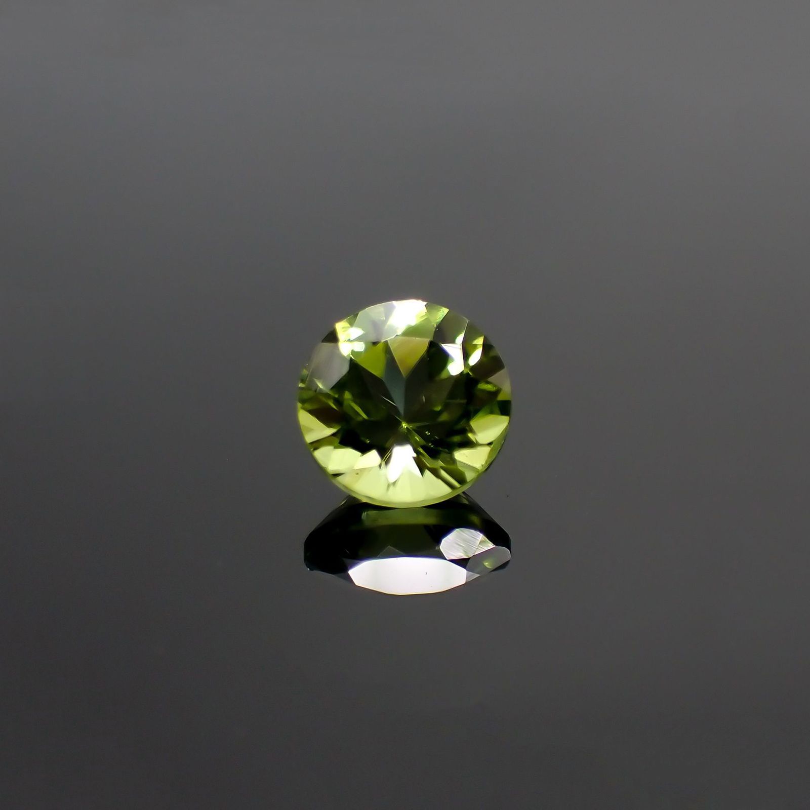 ペリドット(宝石名ペリドット) パキスタン産 1.07ct 識別済 [210913077]6.4×6.4mm前後