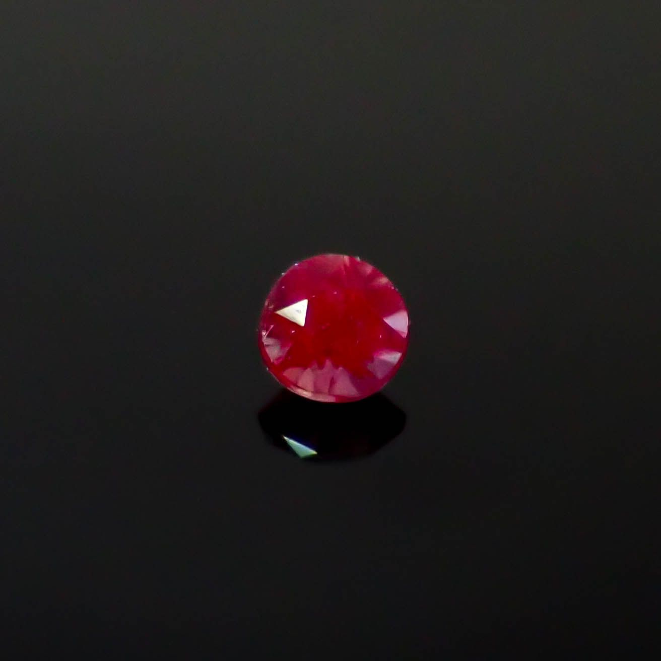 アレキサンドライト ロシア産 0.036ct [250530356]1.9x1.9mm前後