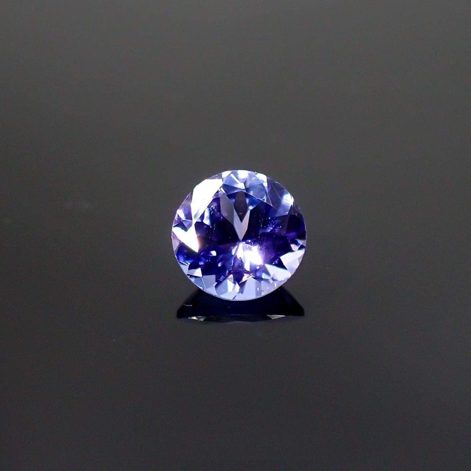 タンザナイト(宝石名タンザナイト)タンザニア産 0.70ct 識別済[220516042]5.9x5.9mm前後